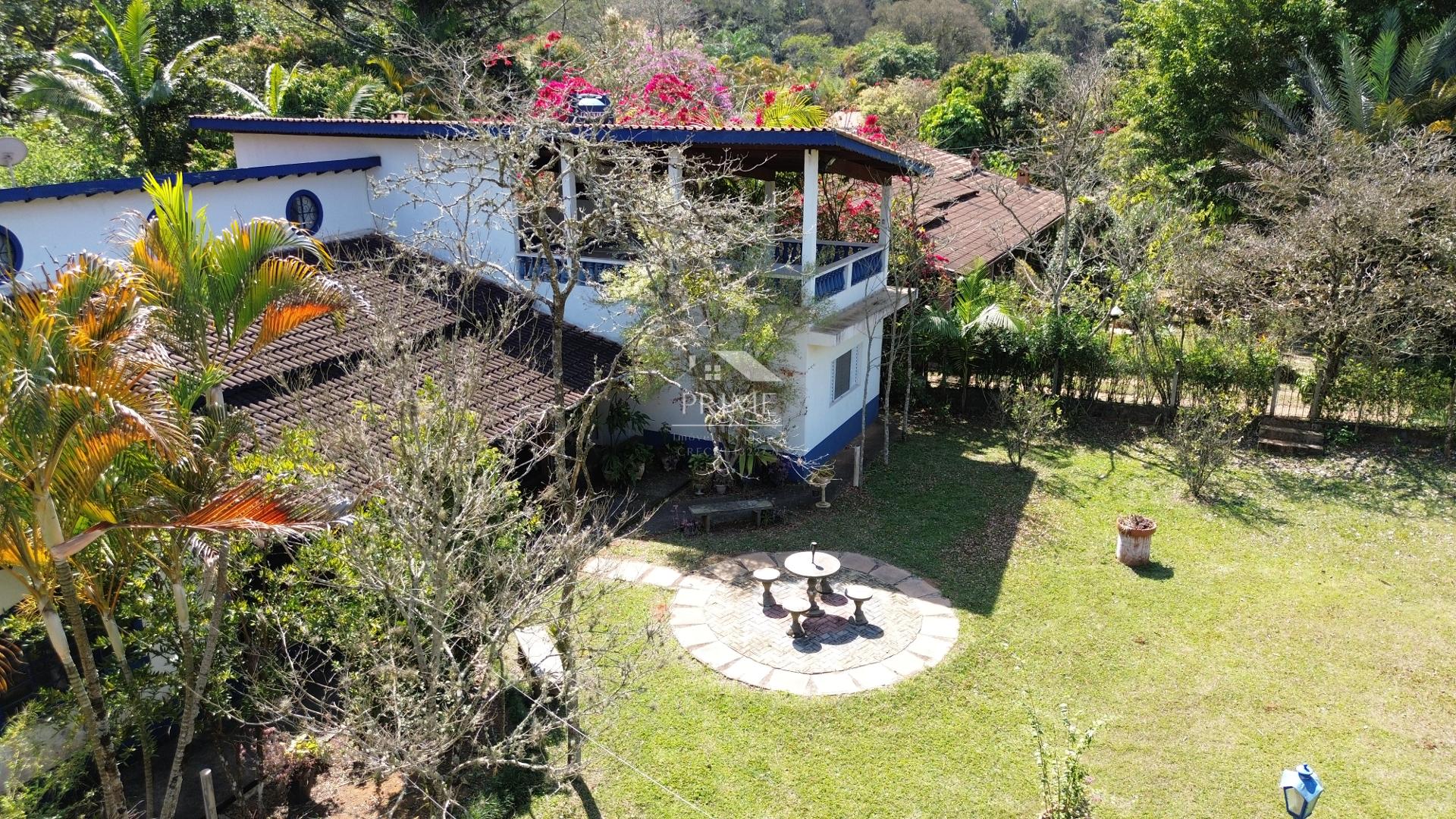 Ch?cara mobiliada ? venda em bairro tranquilo e arborizado com...