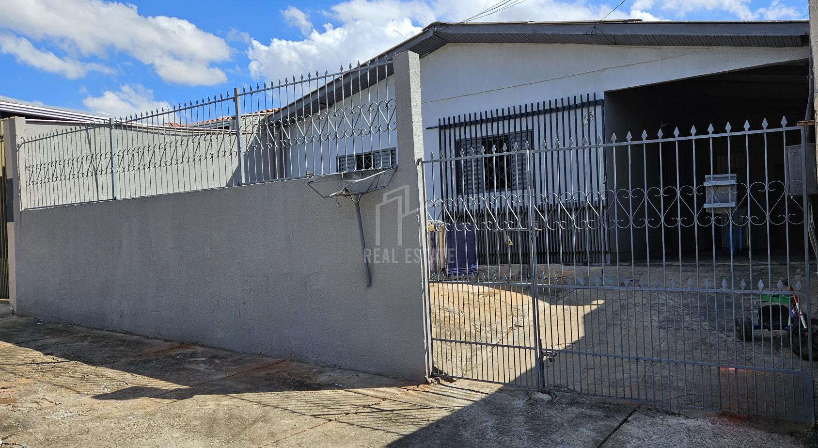 Casa 3 Quartos ? venda   Depend?ncia nos fundos com 3 C?modos.