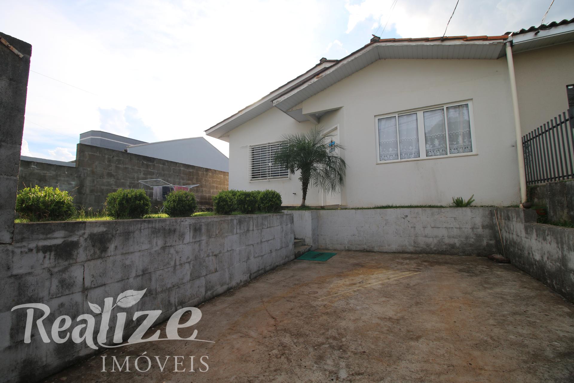 CASA COM LOTE FECHADO E COM COZINHA