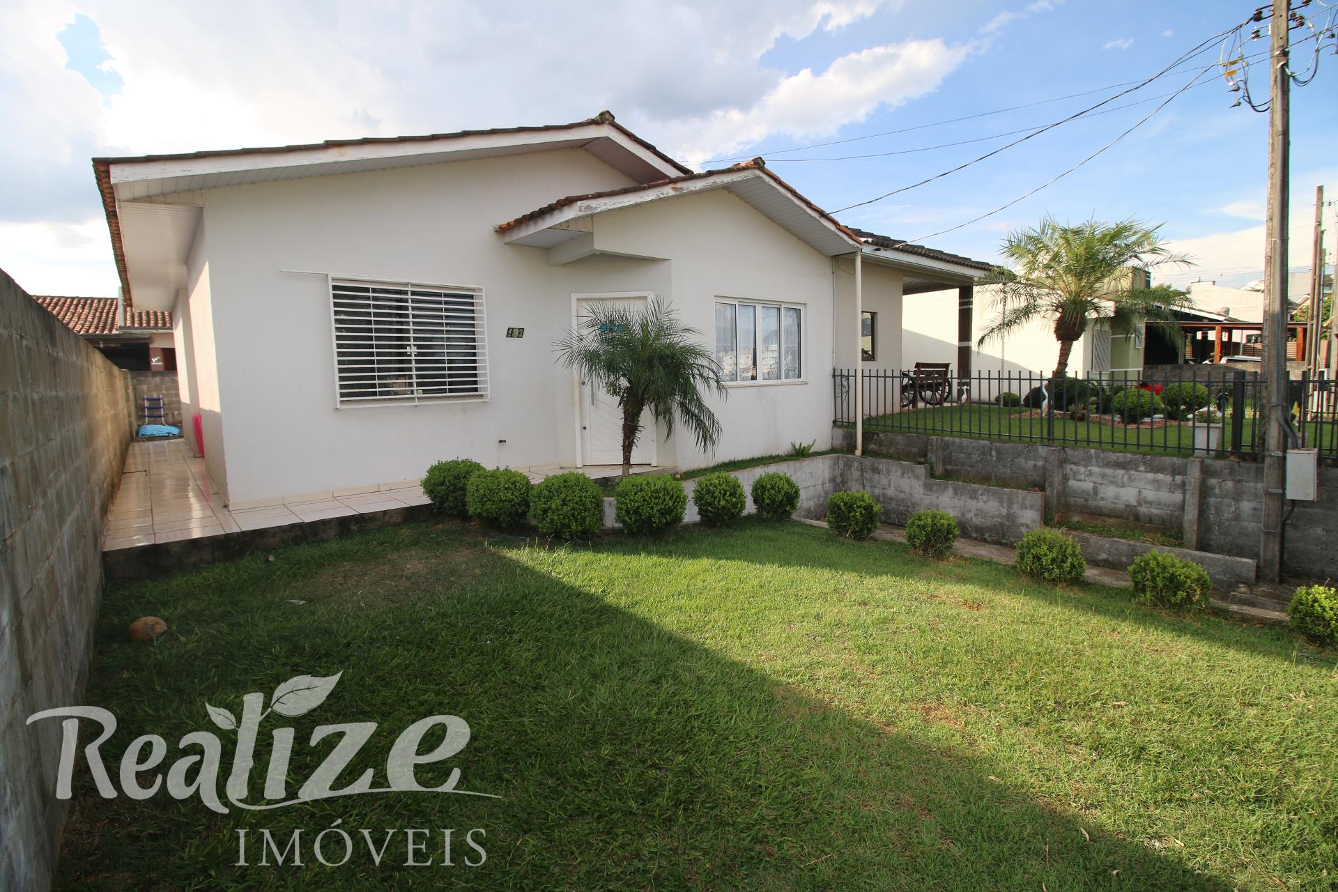 CASA COM LOTE FECHADO E COM COZINHA