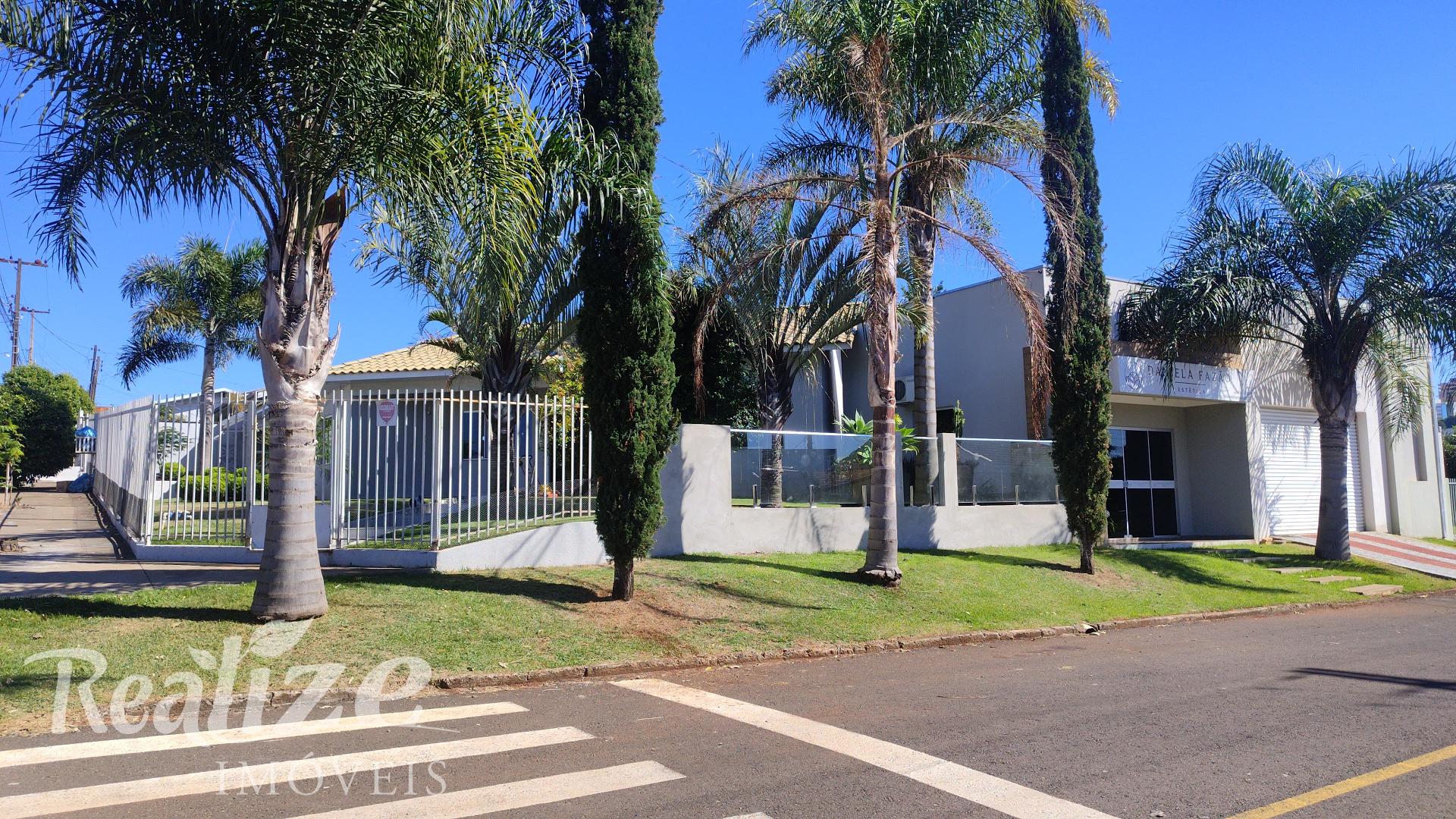 CASA COM LOTE DE ESQUINA E PISCINA