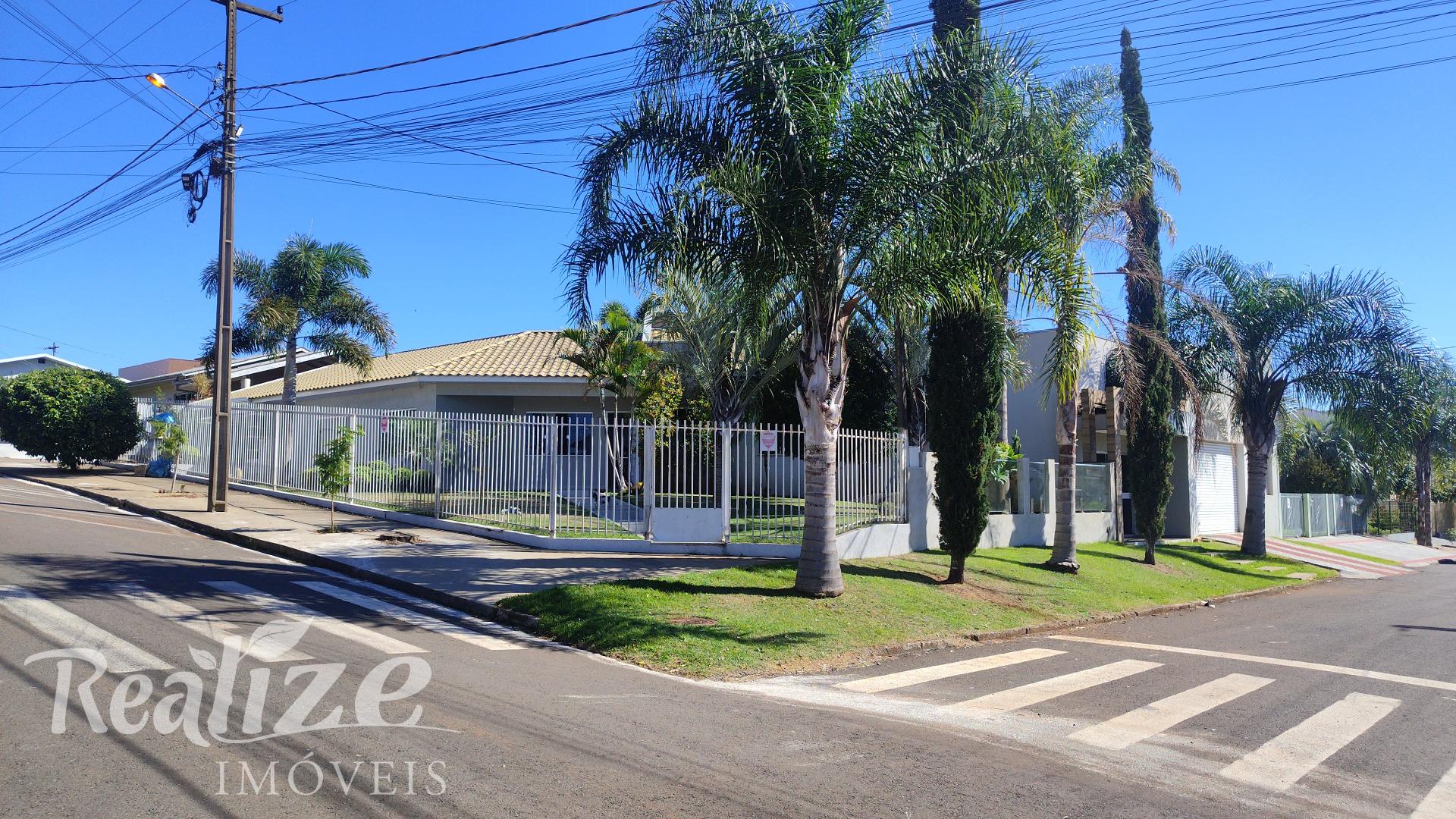 CASA COM LOTE DE ESQUINA E PISCINA
