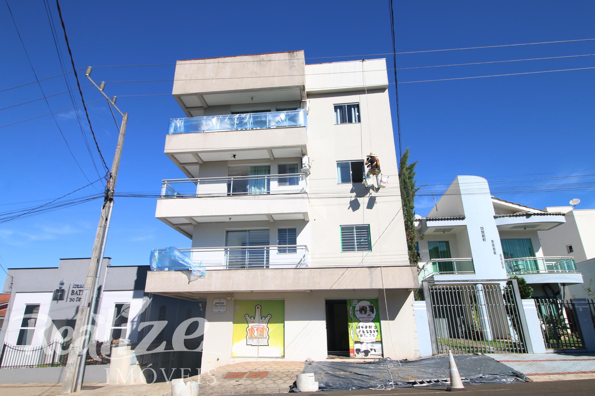 APARTAMENTO COM AR E VAGA DE GARAGEM ESPAÇOSA
