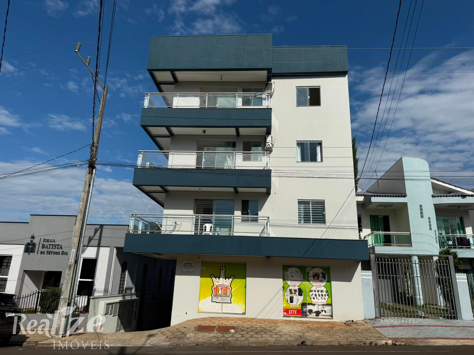APARTAMENTO COM AR E VAGA DE GARAGEM ESPAÇOSA