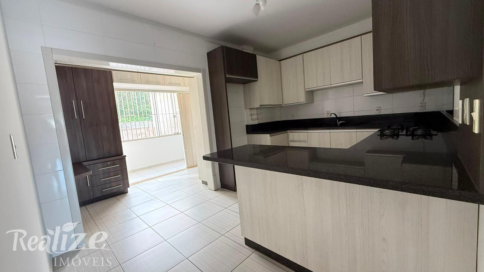 Apartamento com cozinha e central de gás.