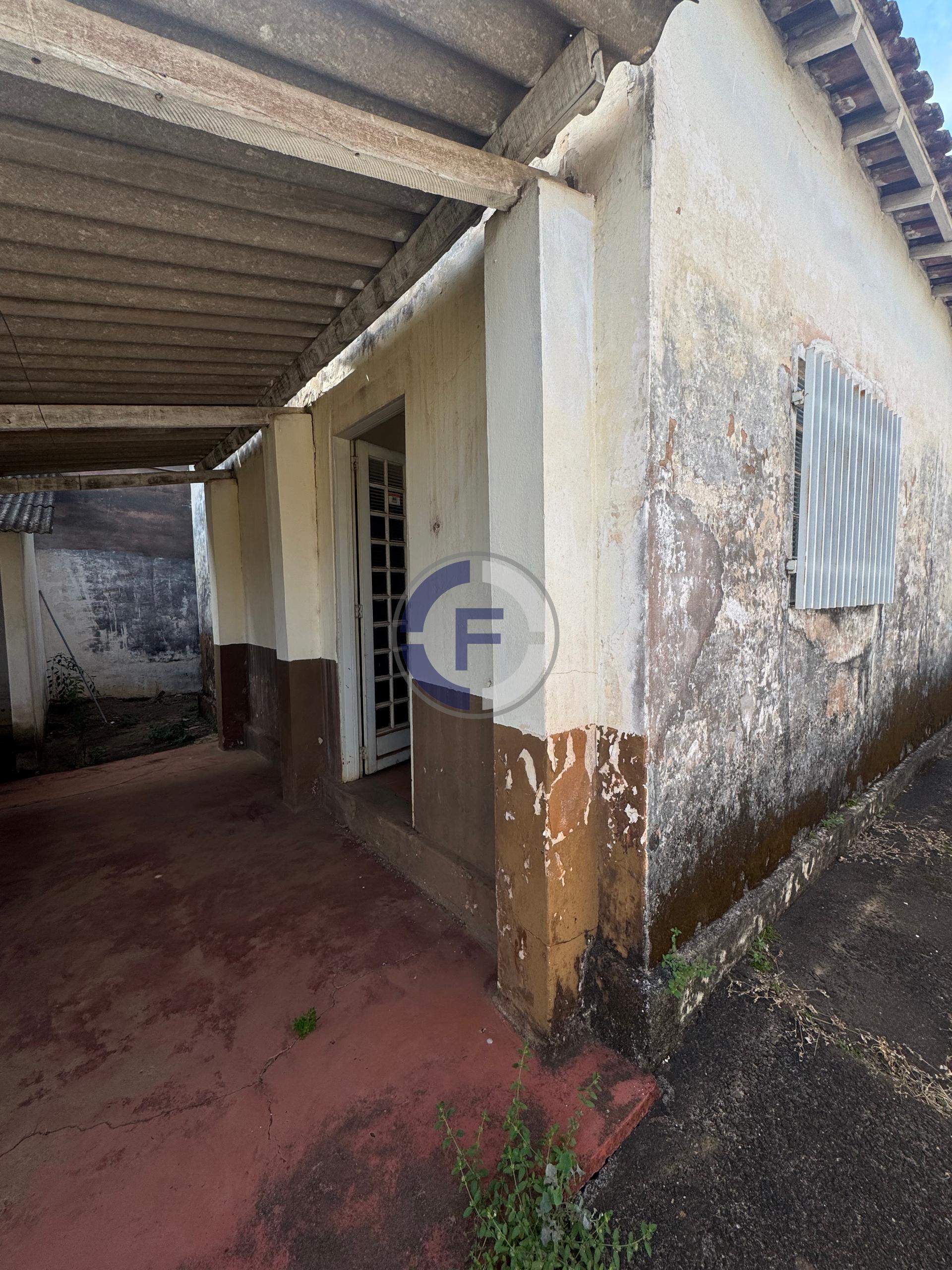 IMÓVEL COM ÓTIMA LOCALIZAÇÃO, COMO TERRENO AMPLO,