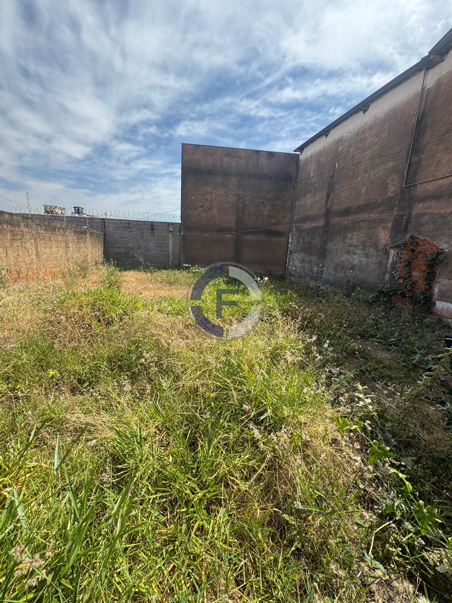 IMÓVEL COM ÓTIMA LOCALIZAÇÃO, COMO TERRENO AMPLO,