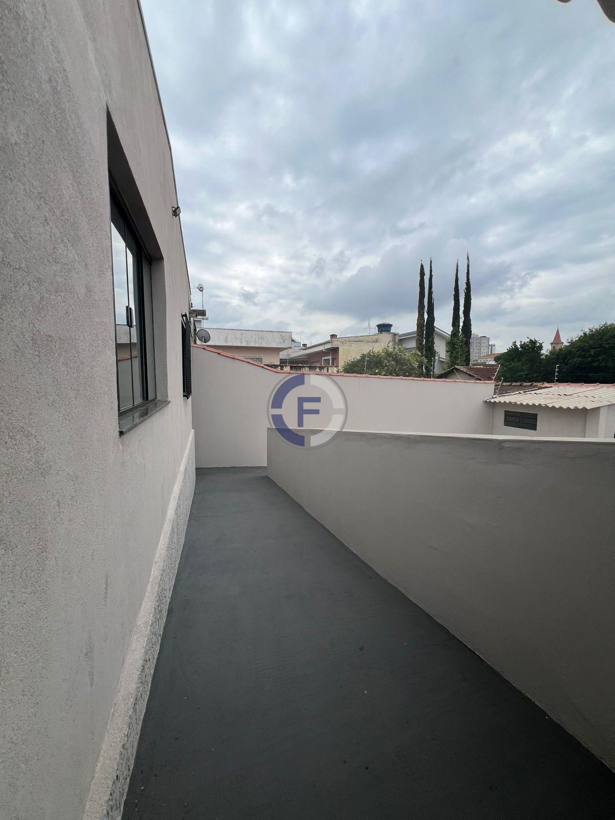 Casa moderna com garagem coberta e com quintal espaçoso