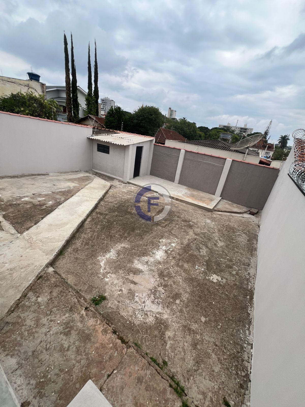 Casa moderna com garagem coberta e com quintal espaçoso
