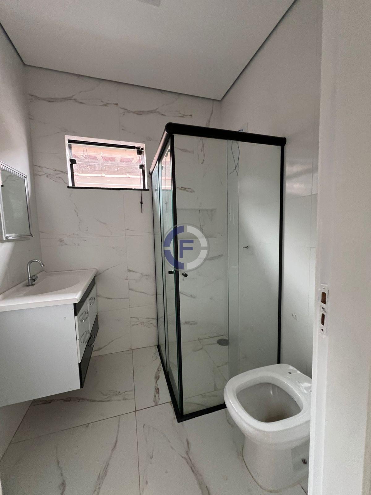 Casa moderna com garagem coberta e com quintal espaçoso