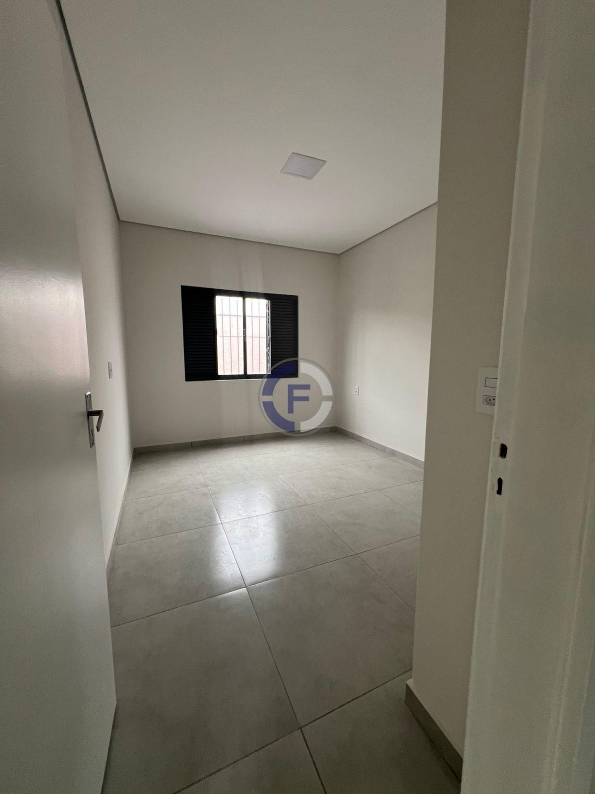 Casa moderna com garagem coberta e com quintal espaçoso