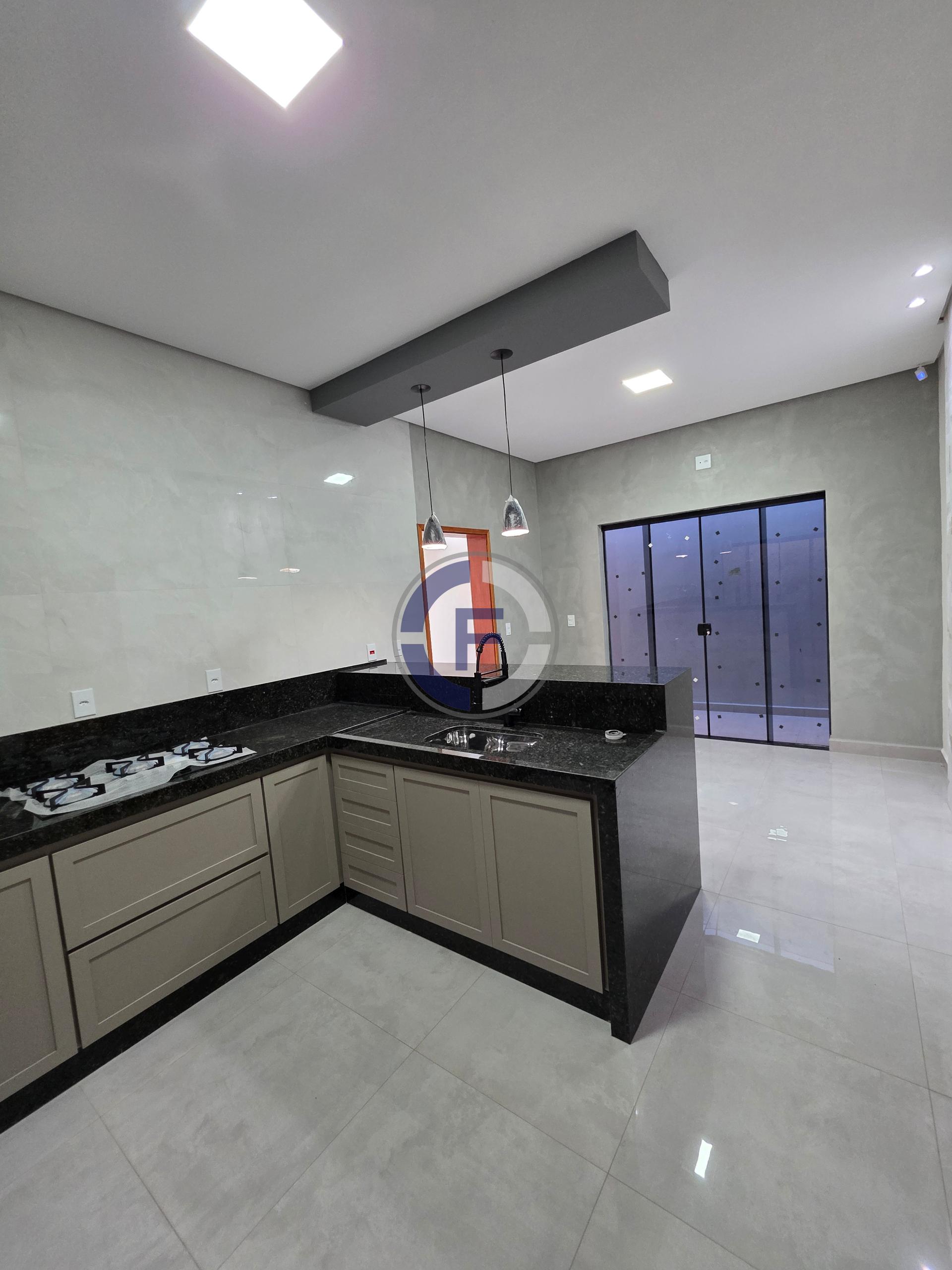 CASA FANTASTICA BEM LOCALIZADA, CONSTRUIDA COM O MAIS ALTO PAD...