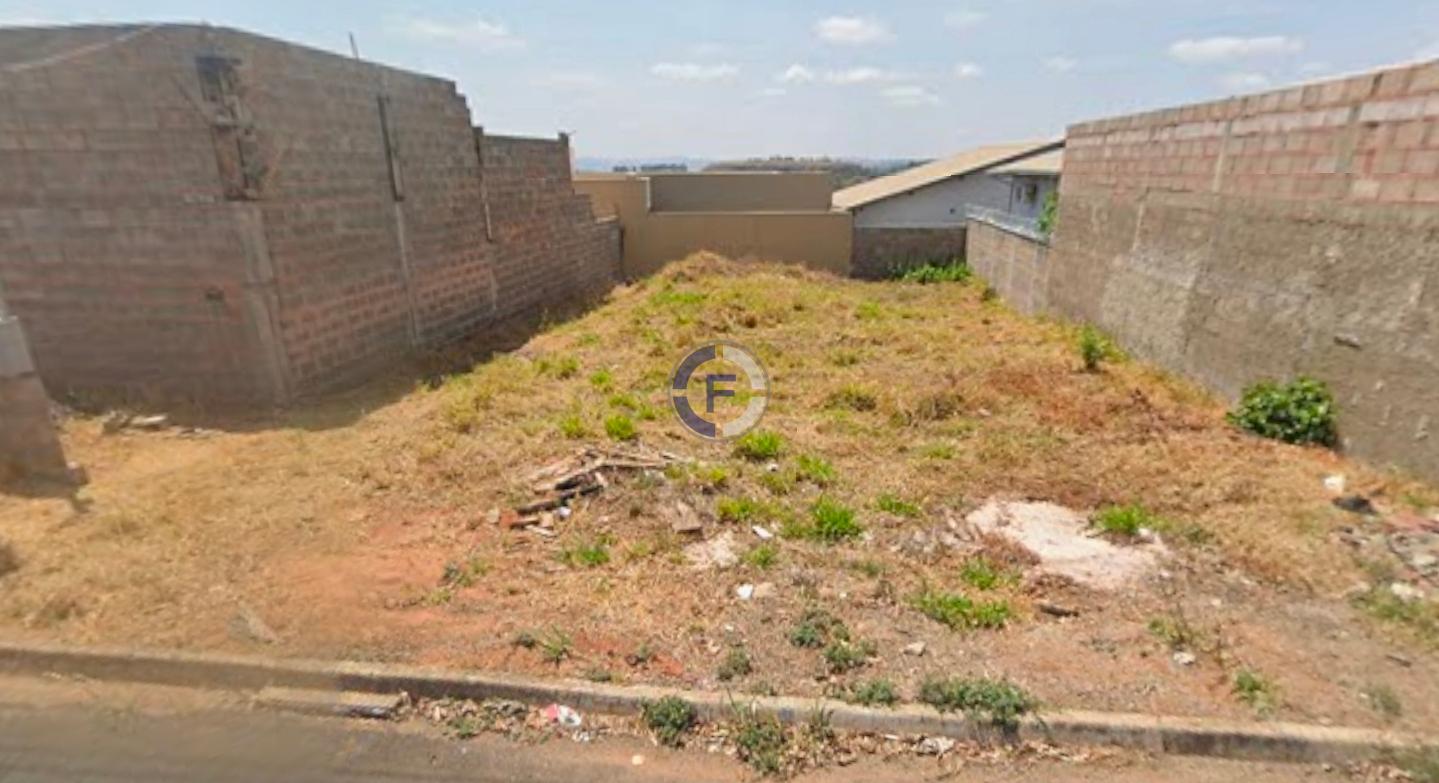 Terreno na avenida principal do bairro, ótima tipografia