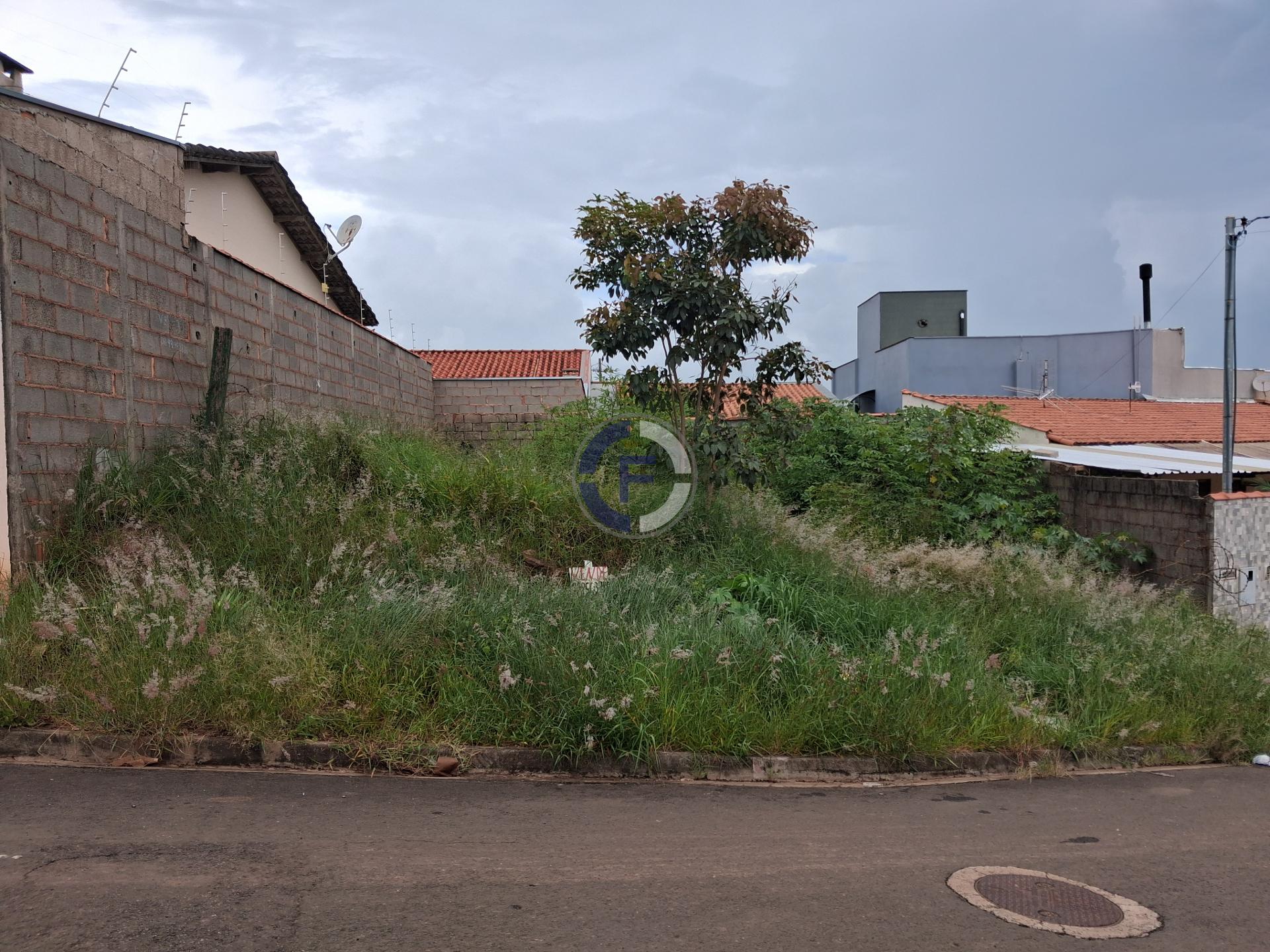 Terreno Todo Murado à Venda em Excelente Localização