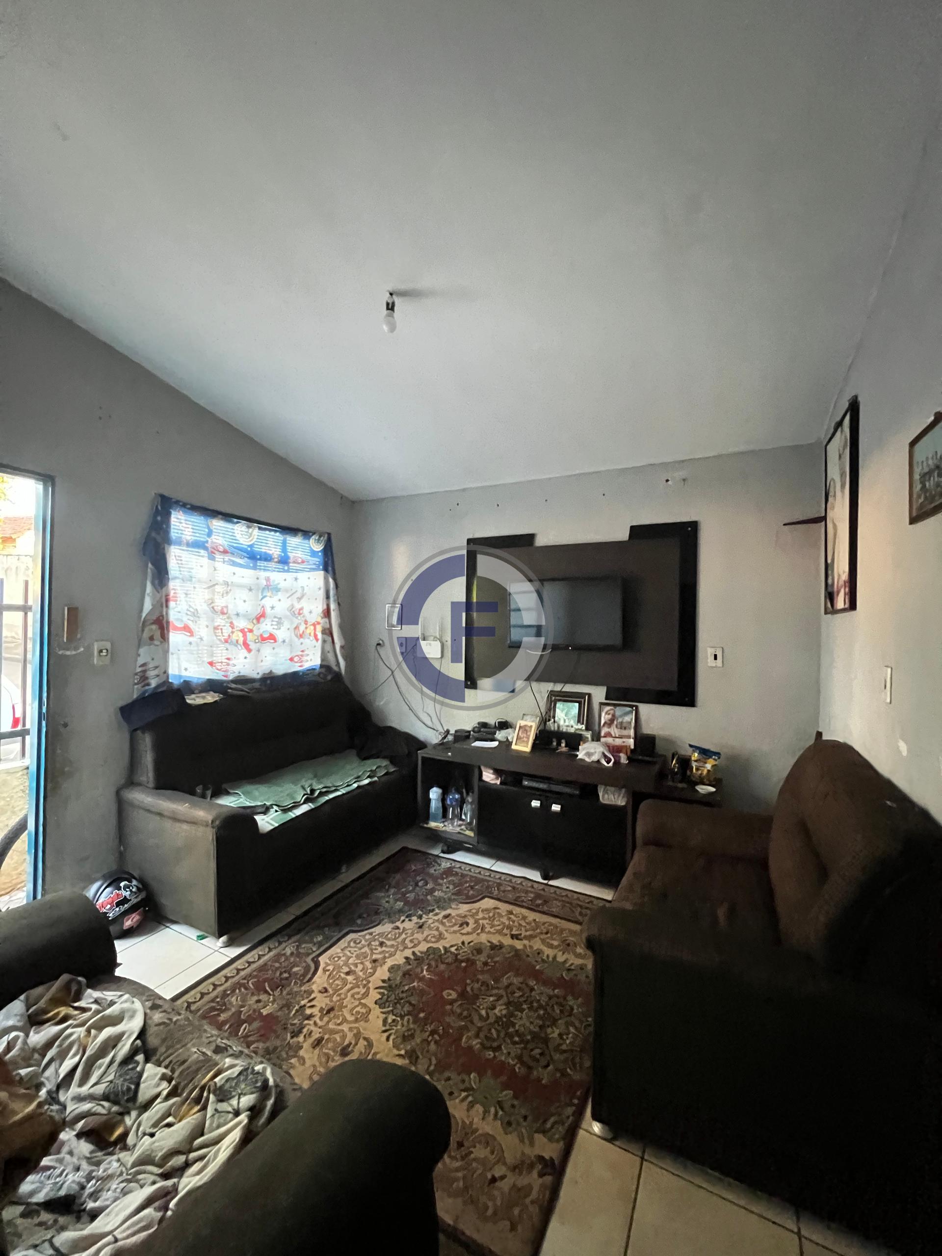 Casa com 2 Quartos Grandes e Garagem Ampla em Bairro Valorizado