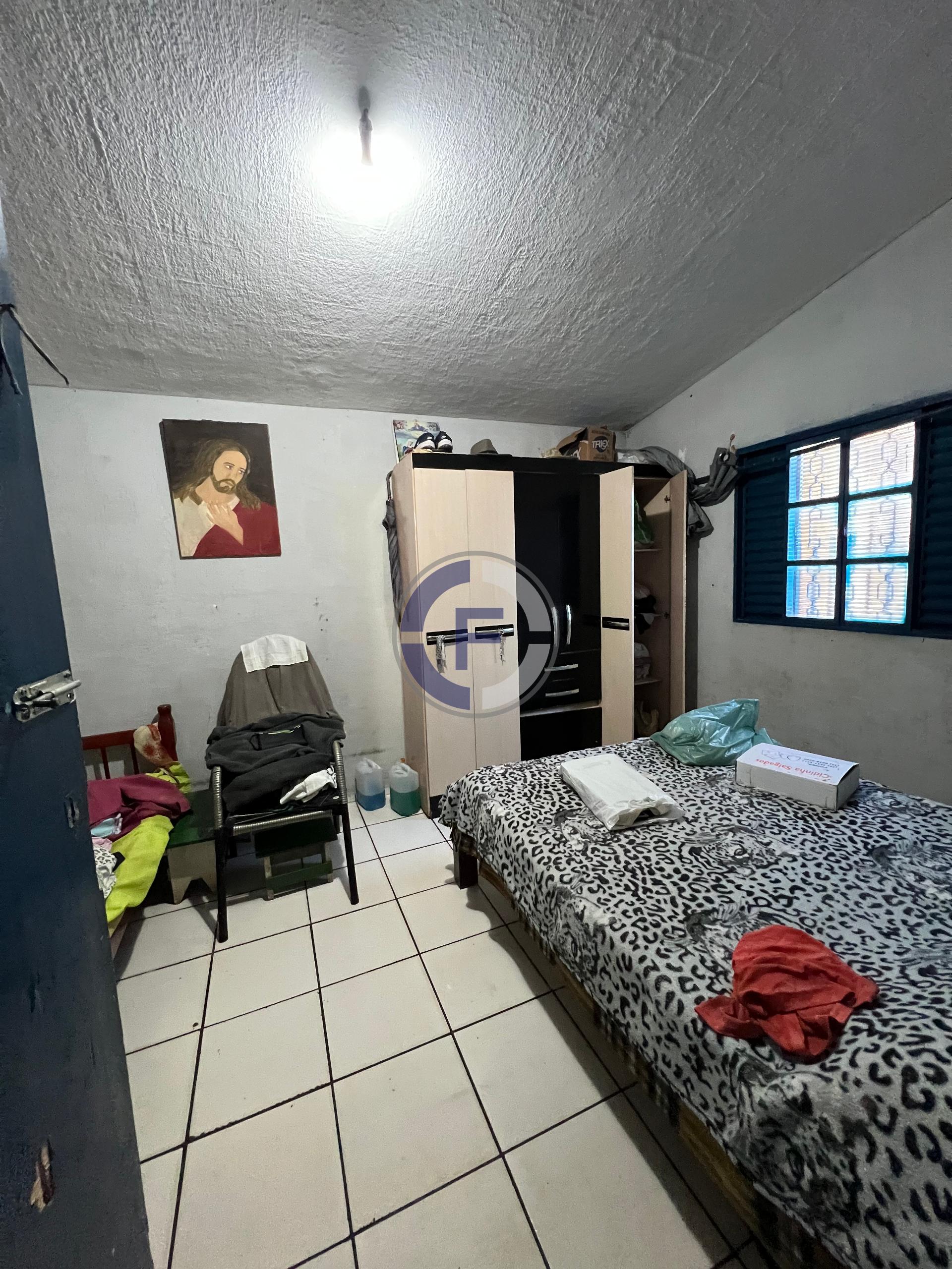 Casa com 2 Quartos Grandes e Garagem Ampla em Bairro Valorizado