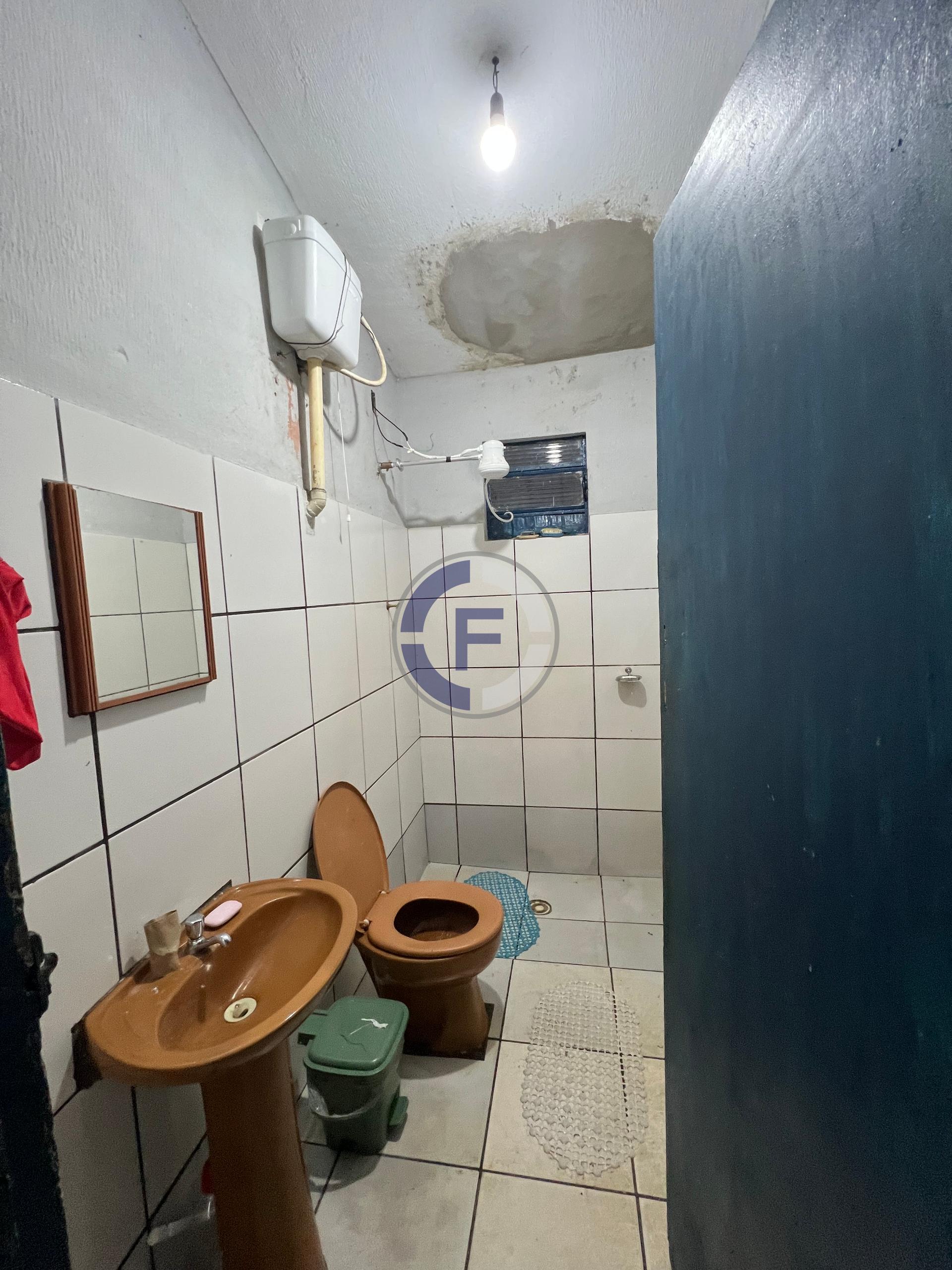 Casa com 2 Quartos Grandes e Garagem Ampla em Bairro Valorizado