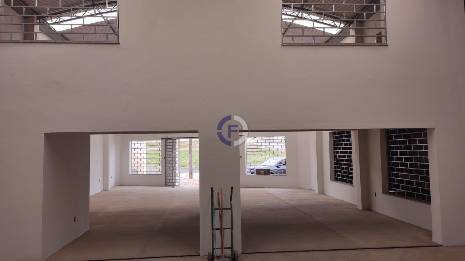 Barracão Comercial em Avenida Principal com 290m , Mezanino e ...