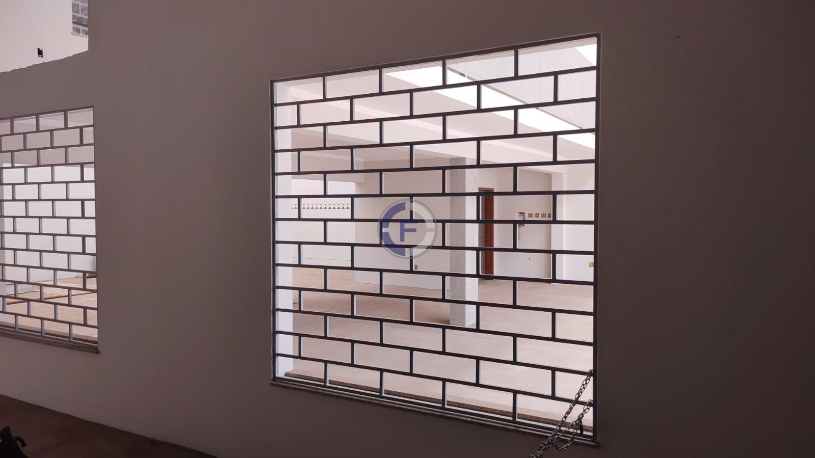 Barracão Comercial em Avenida Principal com 290m , Mezanino e ...