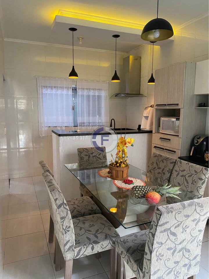 Garagem coberta para dois carros, área de churrasco, jardim de...