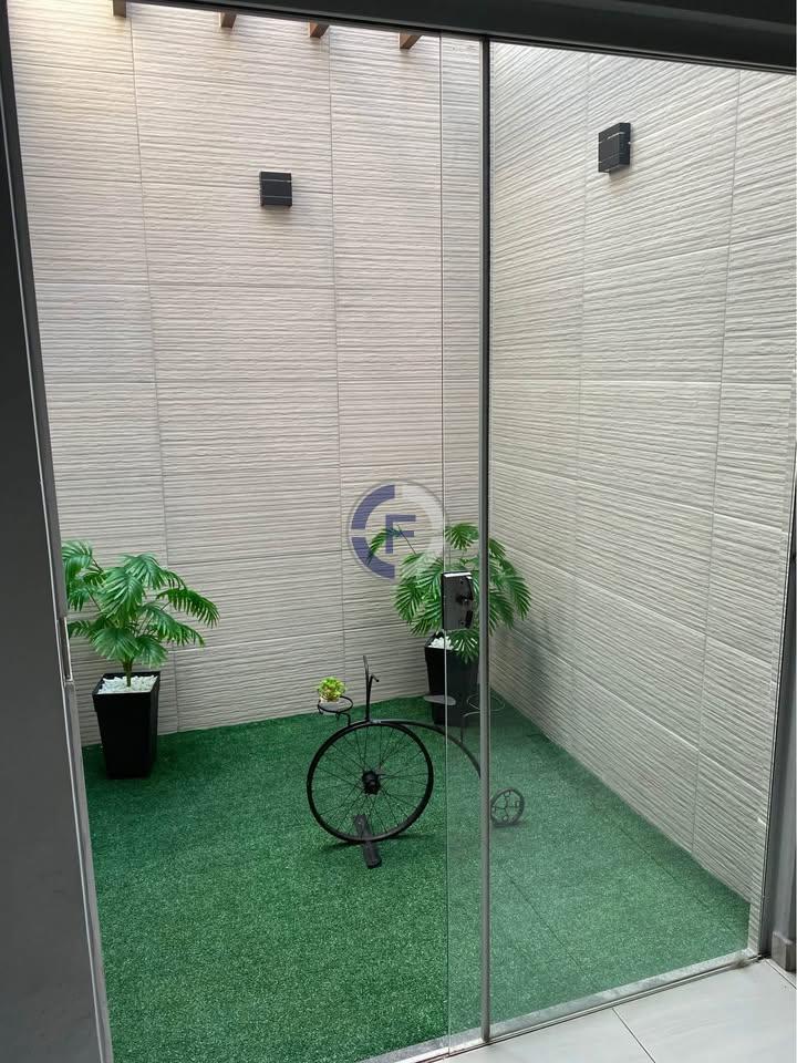 Garagem coberta para dois carros, área de churrasco, jardim de...