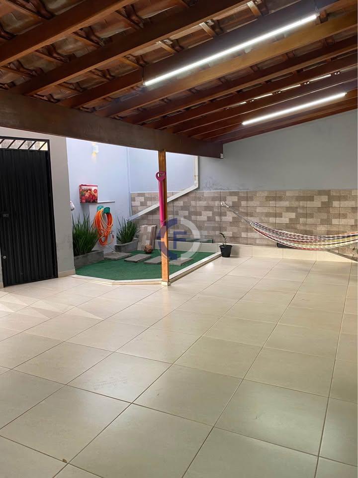 Garagem coberta para dois carros, área de churrasco, jardim de...