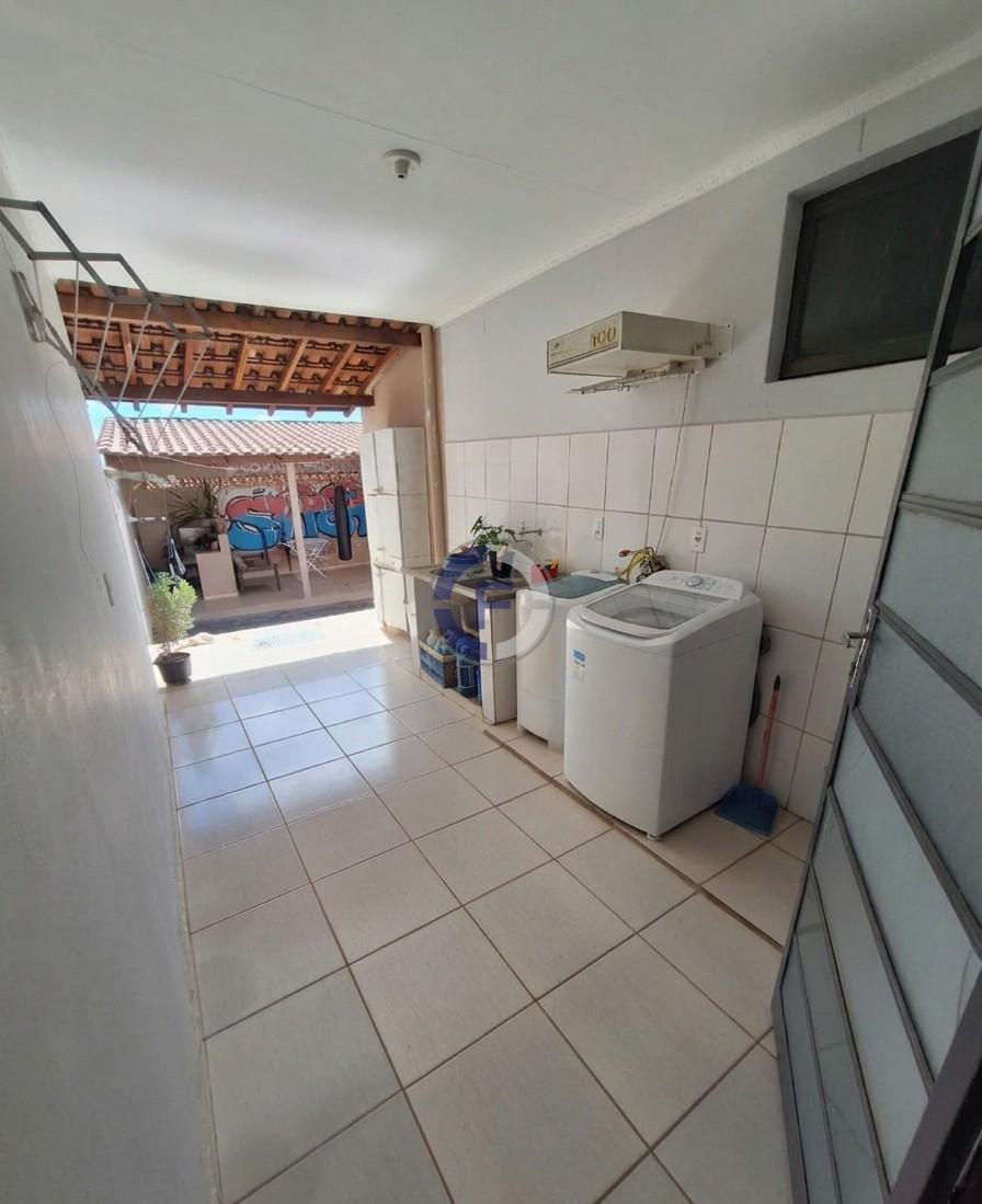 Casa com 3 dormitórios e uma suíte, garagem para até 5 carros ...