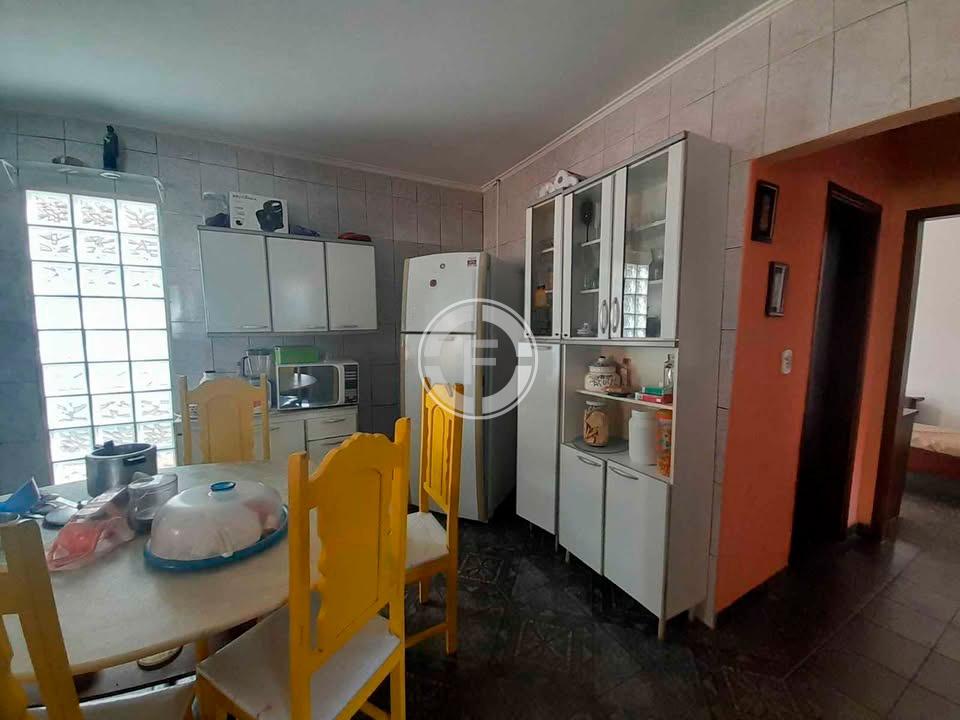 Oportunidade no bairro San Genário: Casa + Terreno Grande
