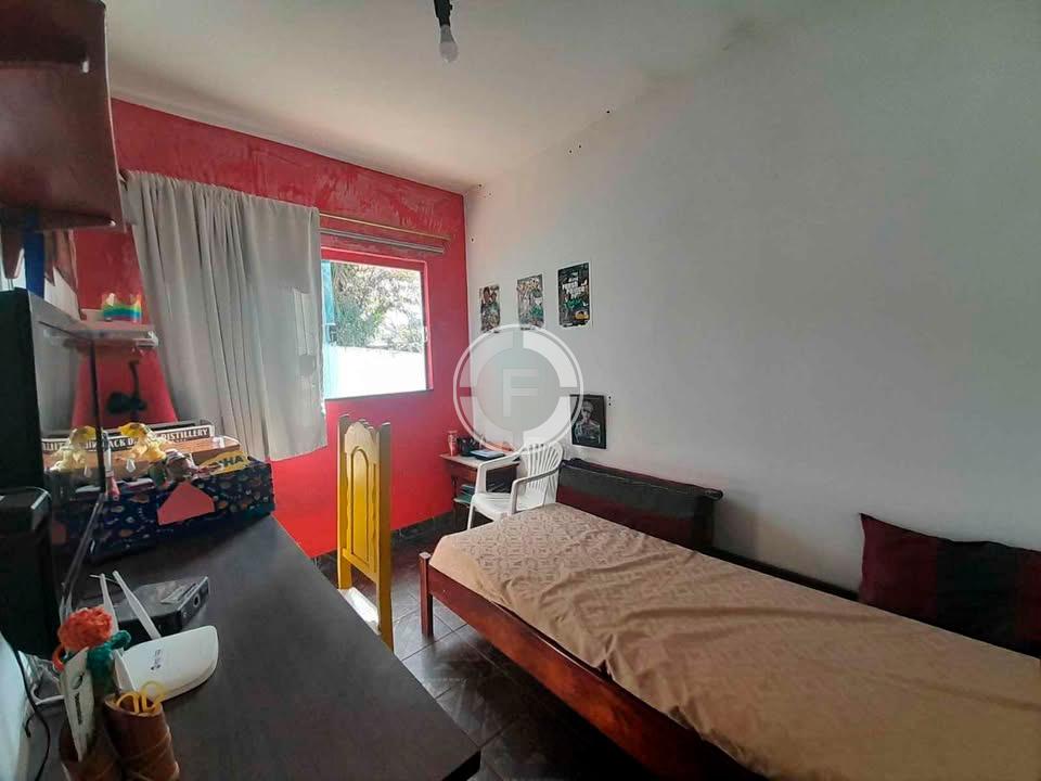 Oportunidade no bairro San Genário: Casa + Terreno Grande
