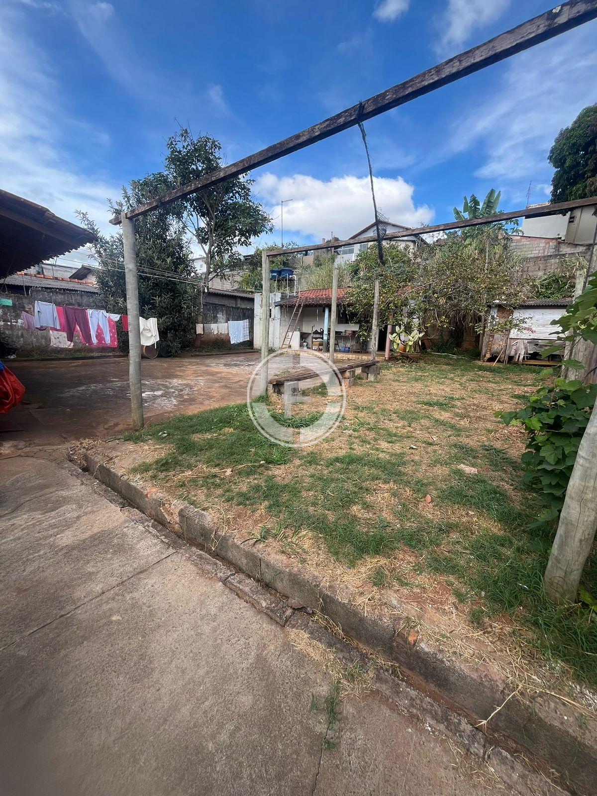 Oportunidade no bairro San Genário: Casa + Terreno Grande