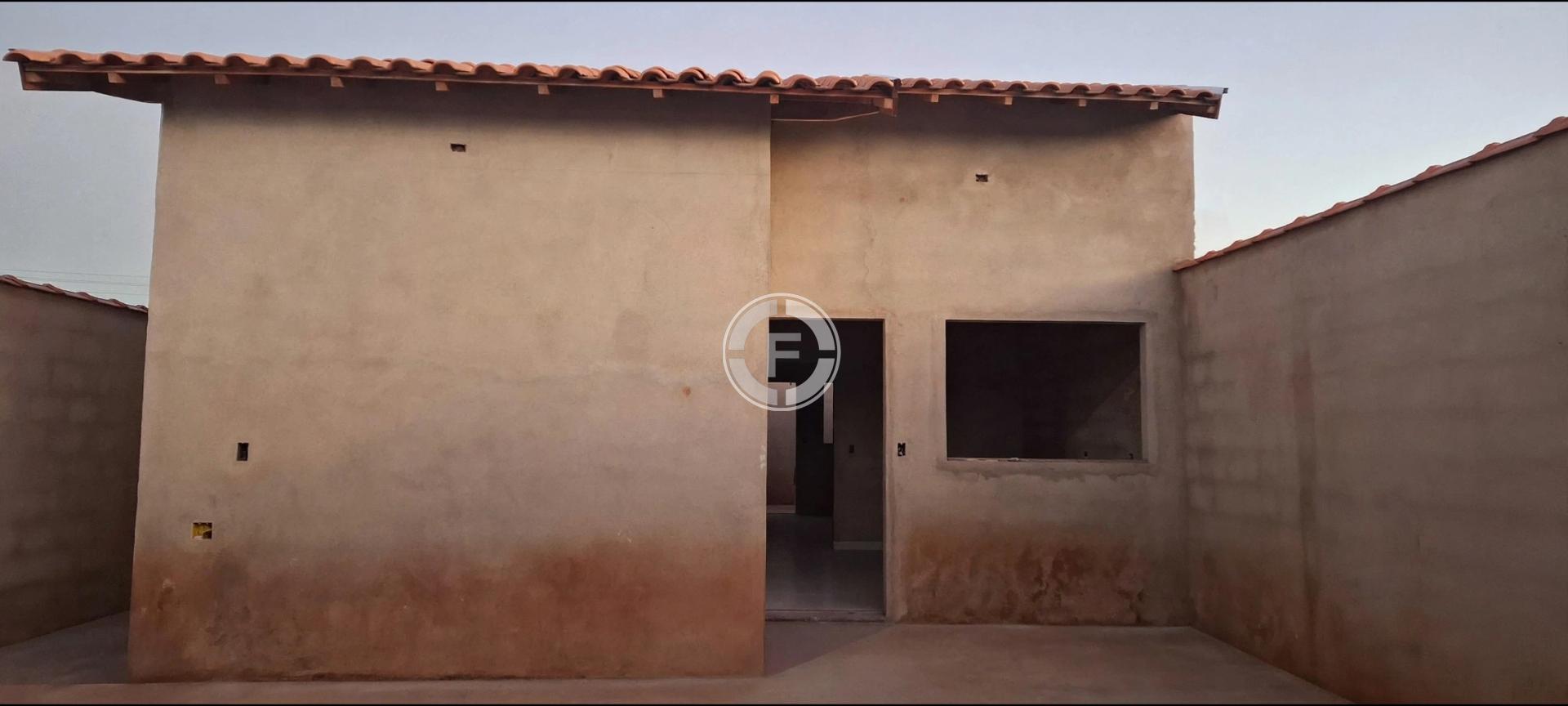 Casa com tres quartos sendo uma suíte e acabamento em porcelanato