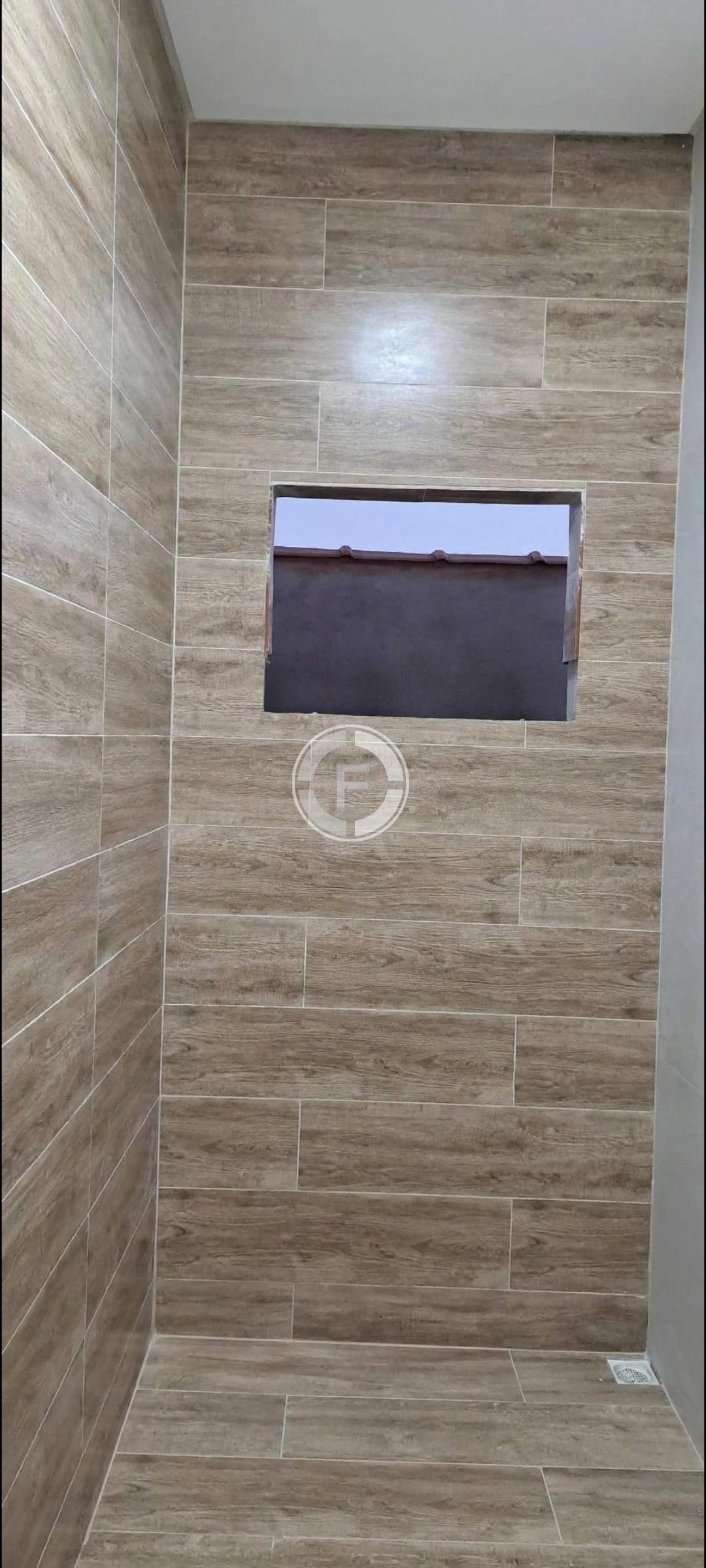 Casa com tres quartos sendo uma suíte e acabamento em porcelanato