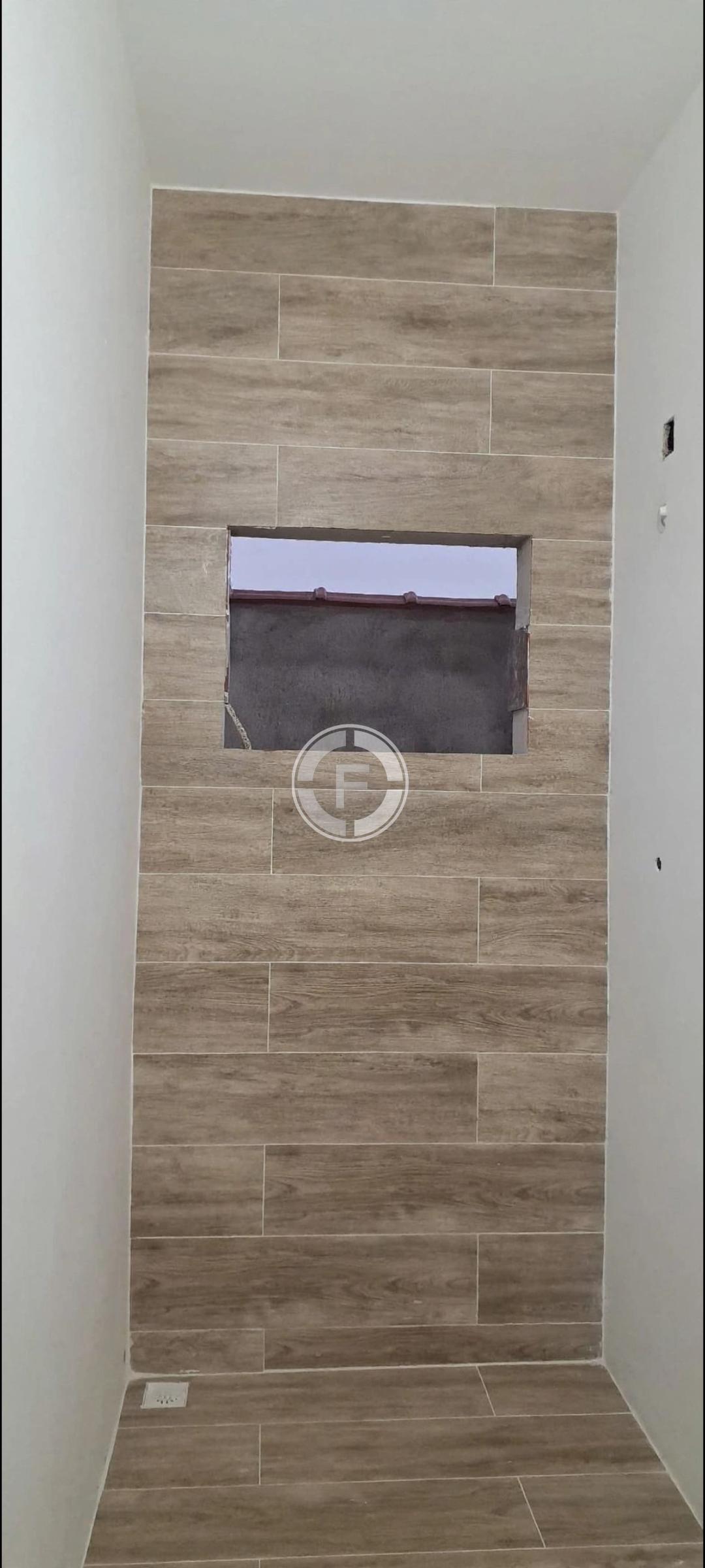 Casa com tres quartos sendo uma suíte e acabamento em porcelanato