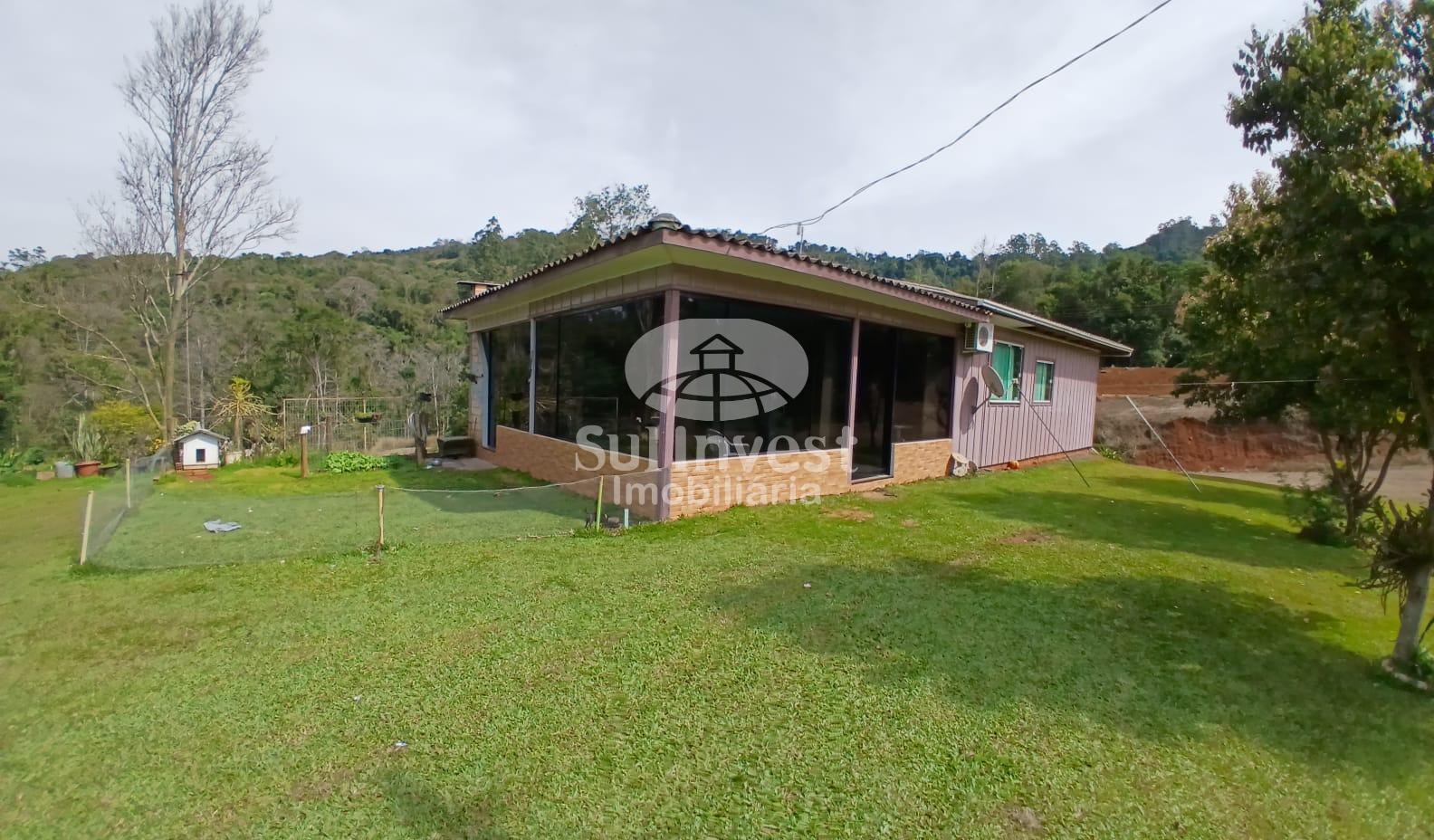 Sitio com a ?rea de 1.050 m  com benfeitorias, localizado em L...