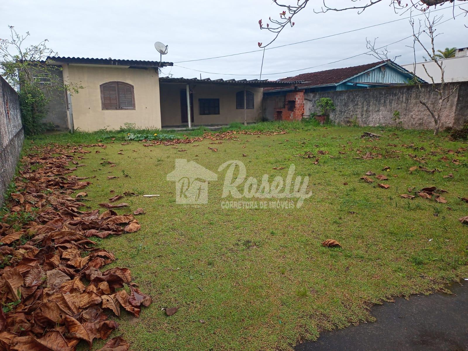 Casa à venda contendo espaço para 2 salas, 3 quartos mais dependências.