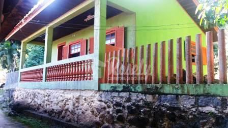 Casa com 02 dormitórios, sala, cozinha, 01 banheiro,  área de serviço. Frente para o mar