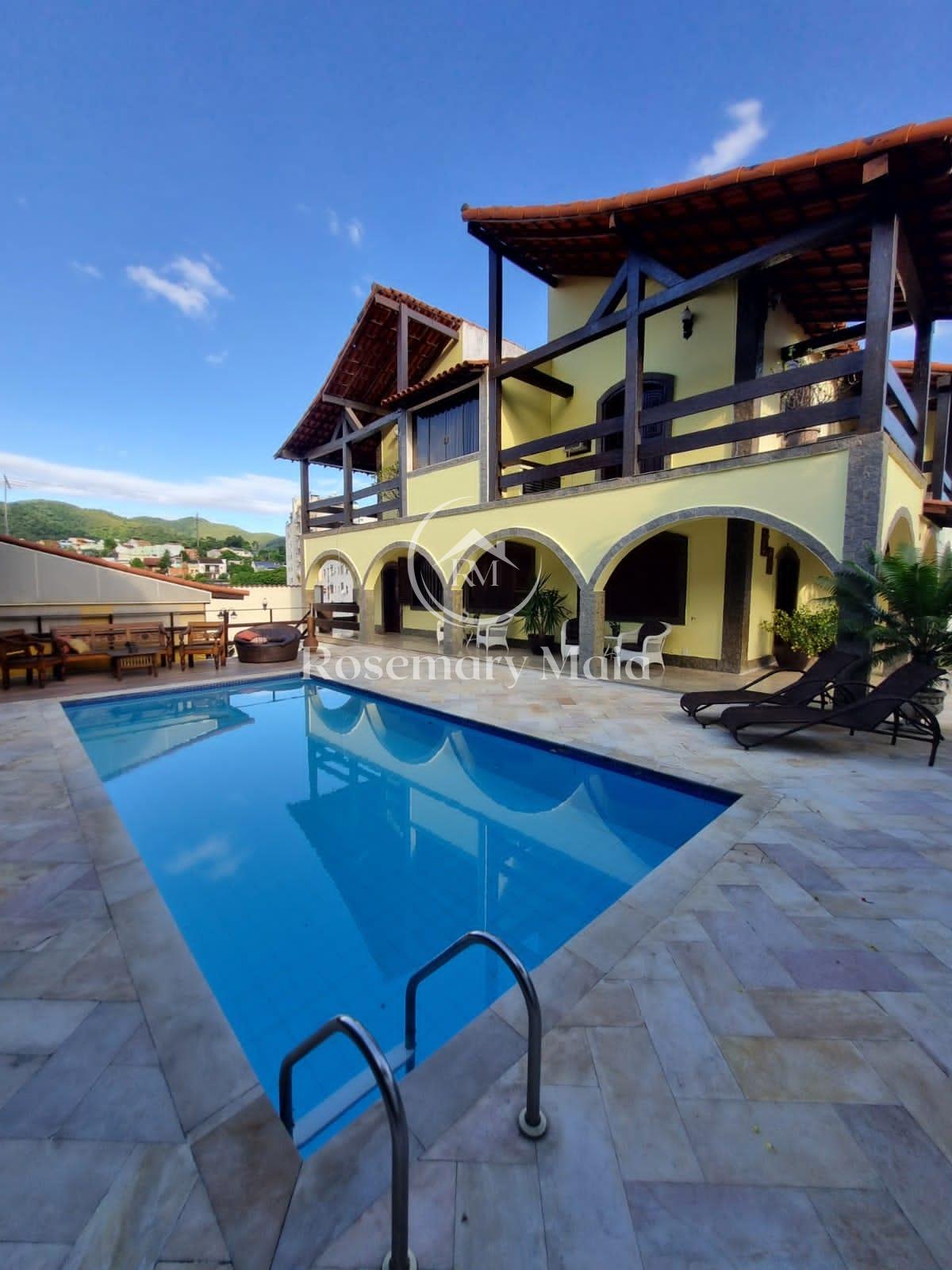 Casa duplex com piscina, 4 quartos e energia solar em condomín...