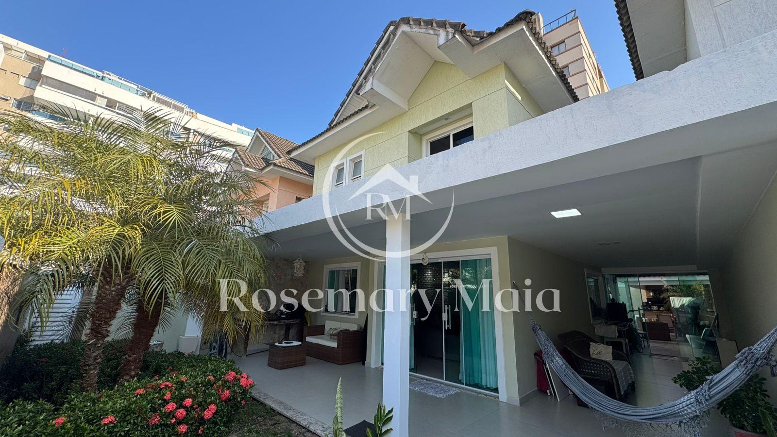 Casa Triplex em Condomínio com Piscina, 3 Suítes e Sótão à Venda
