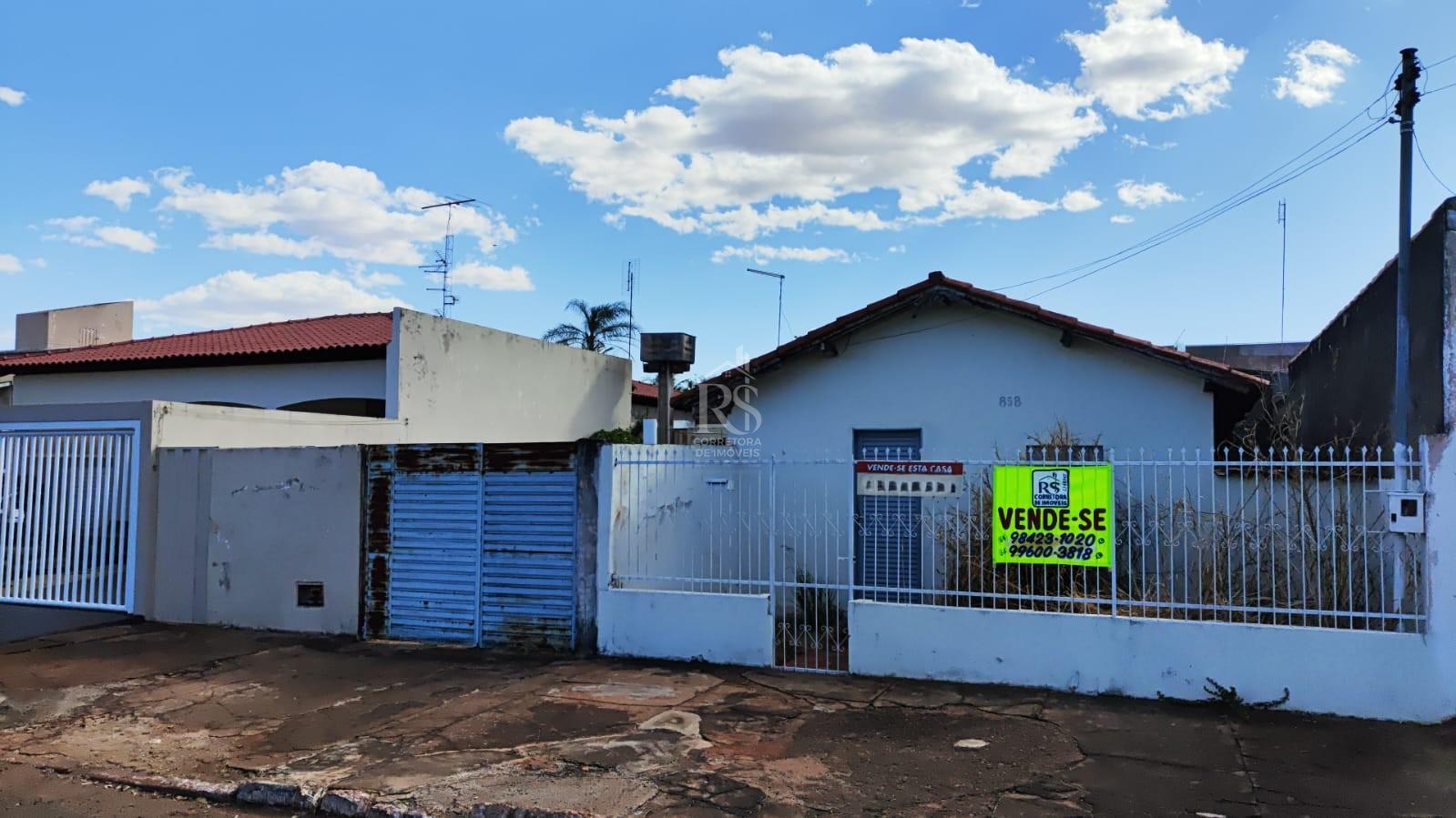 CASA  Á VENDA - SETOR CENTRO - LOCALIZAÇÃO PRIVILEGIADA