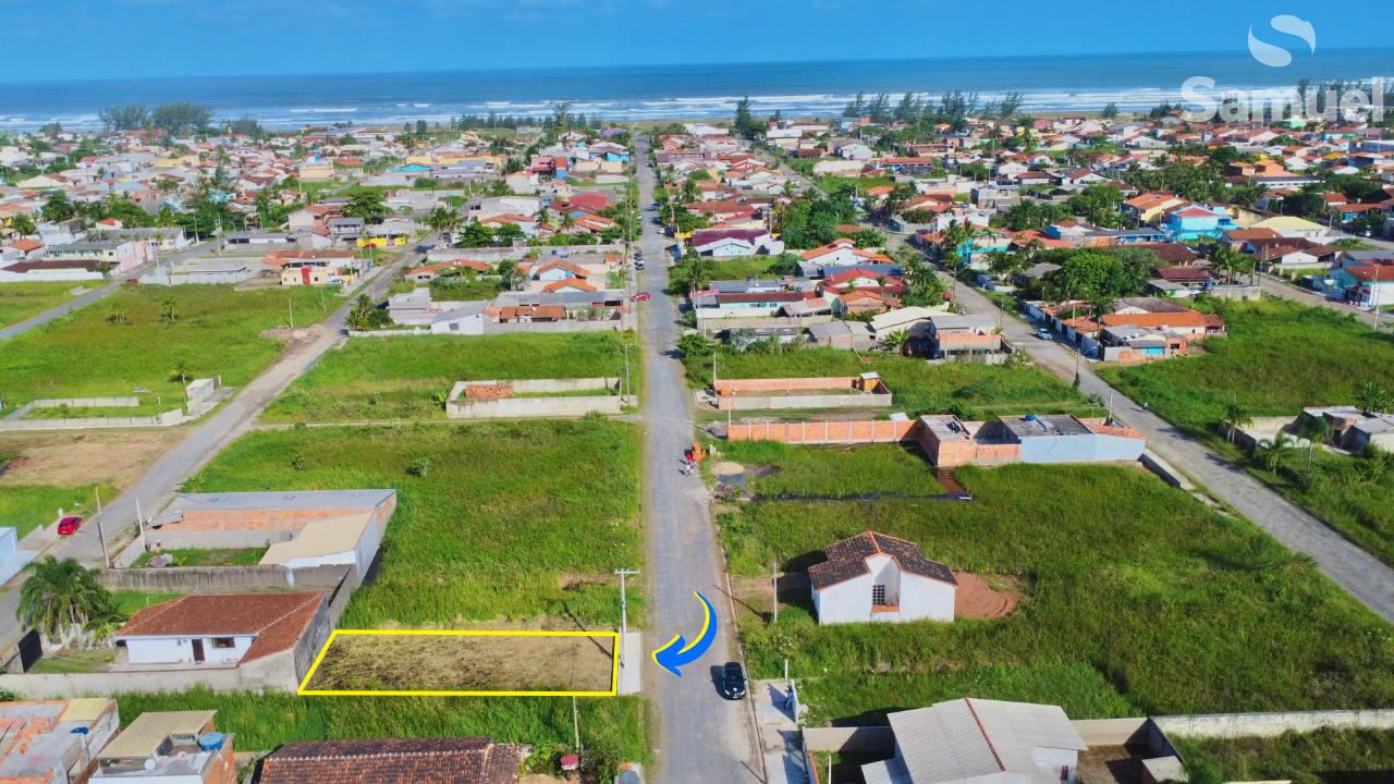 Terreno parcialmente aterrado, à 650 m da praia e próximo da r...
