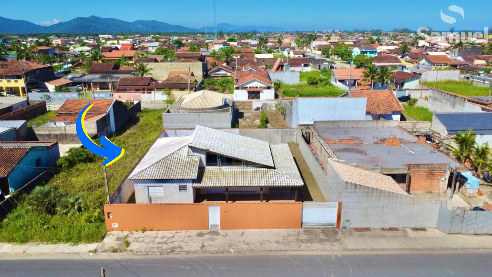 Casa com 3 suítes, com amplo quintal, área total de terreno 50...