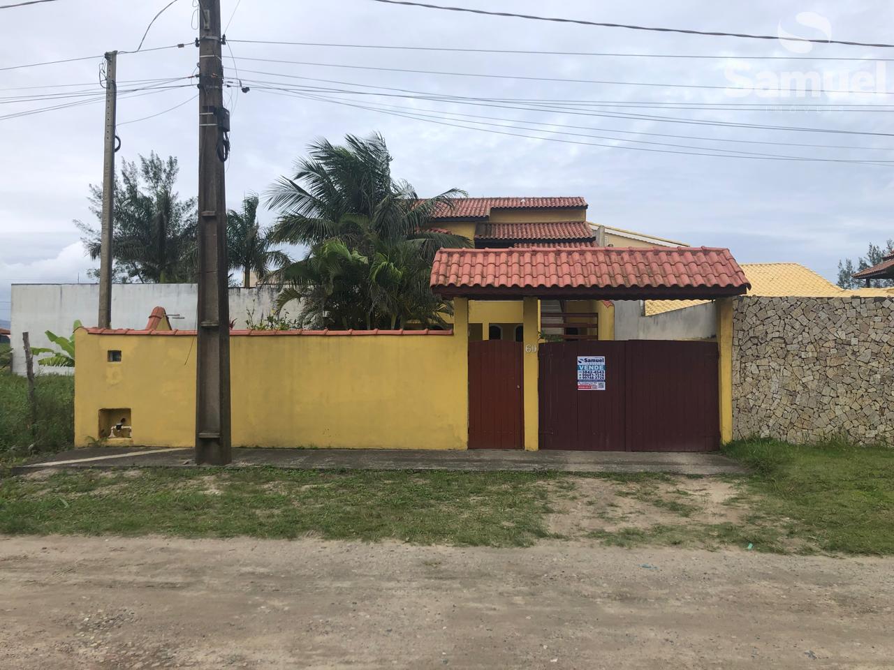 Casa à venda, 03 suítes, com churrasqueira, a 60 metros da praia