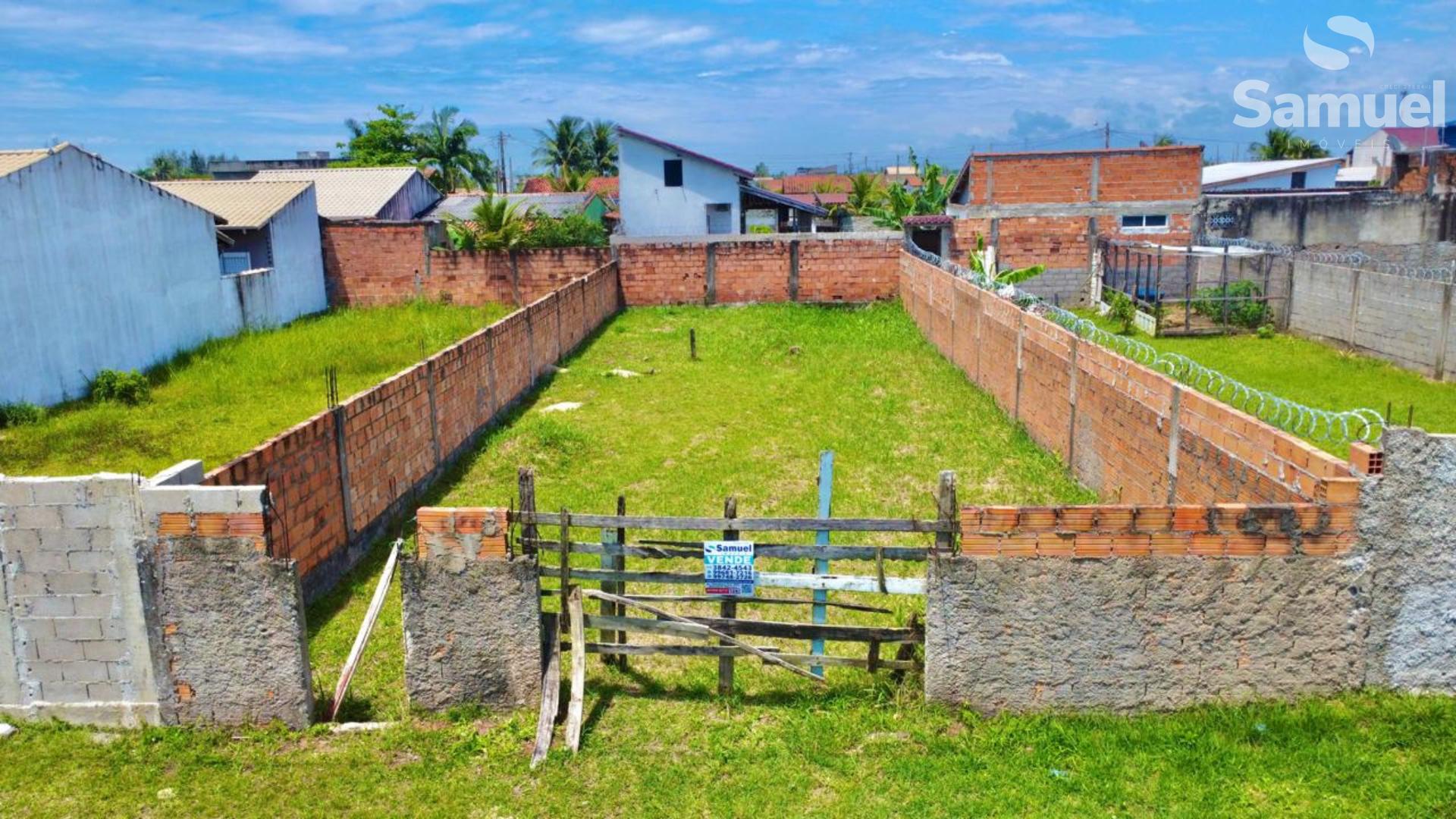 Terreno Murado de Esquina, no Nível da Rua e Próximo a Praia