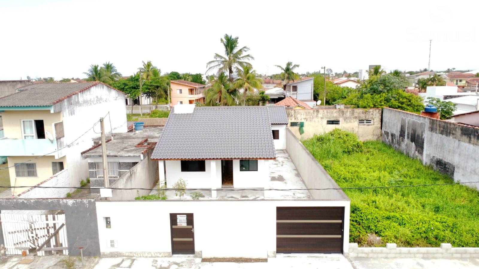Sua casa na praia, construção ampla com edícula e área de lazer.
