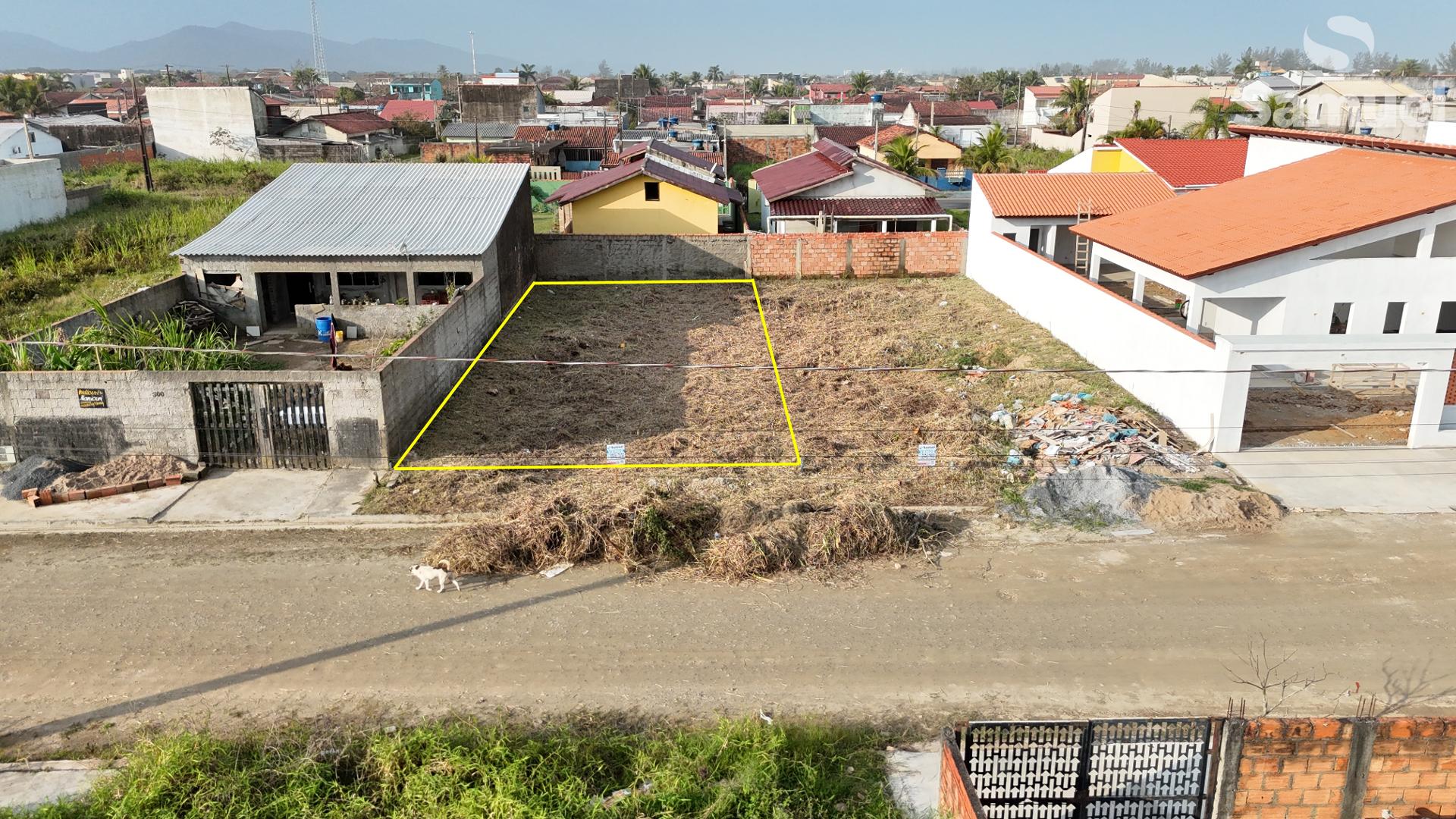 Ótima localização, cercado de casas, bairro seguro e próximo d...