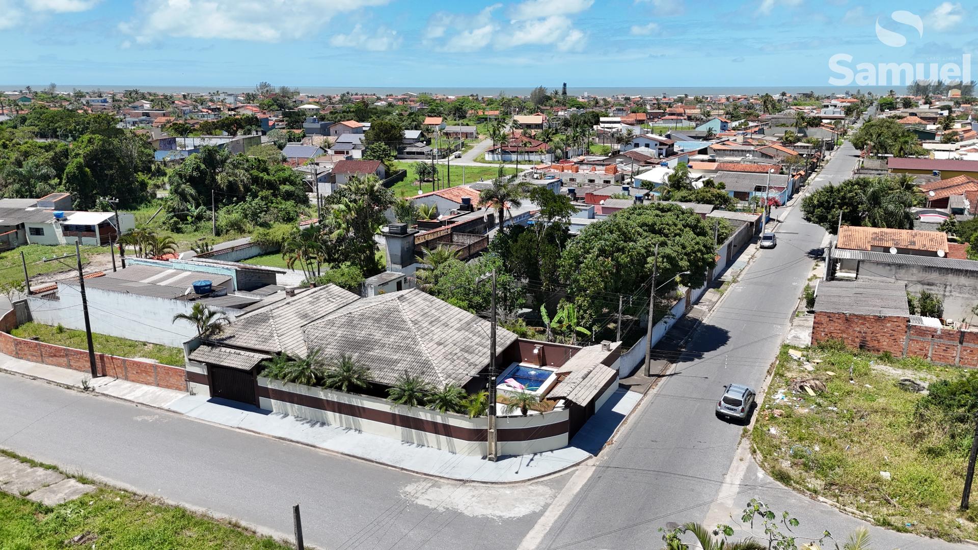 Casa de esquina, toda avarandada, com piscina e ?rea de lazer ...