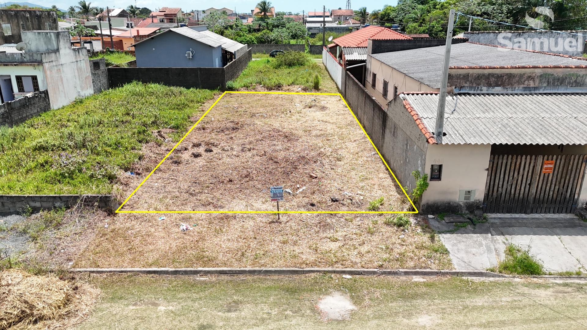 Terreno no centro, perto da praia e pronto para construir.