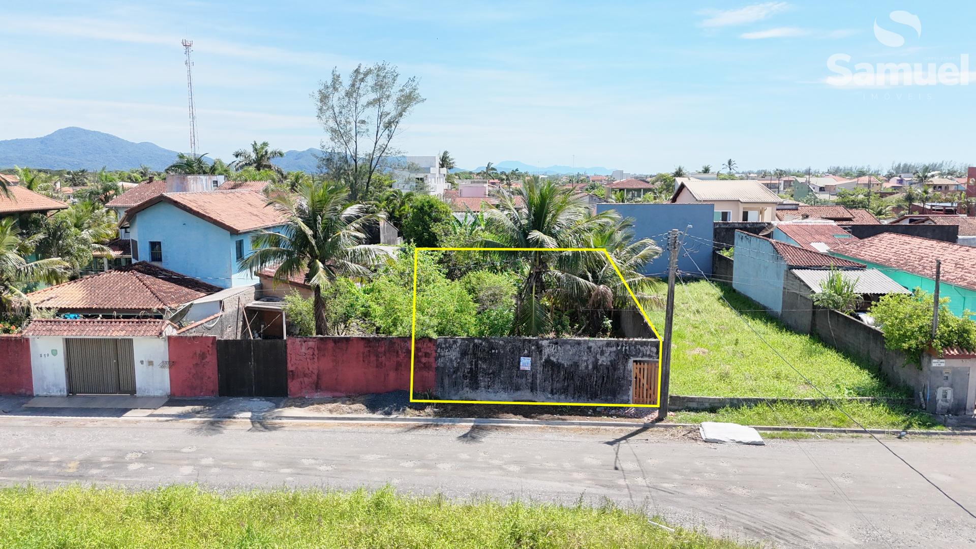 Terreno a 100 metros da praia, parcialmente murado, plano, pro...