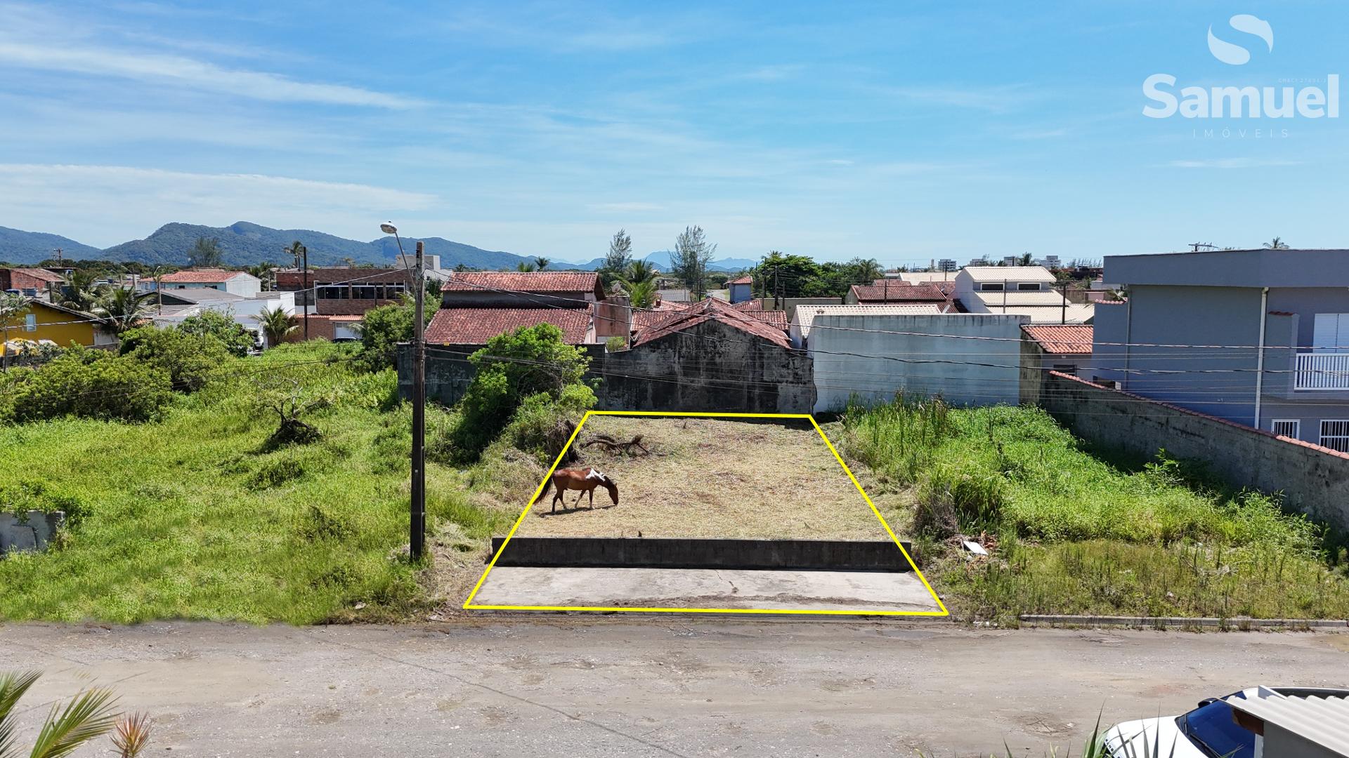 Terreno com rede de esgoto, cal?ada e pr?ximo a praia, em brev...