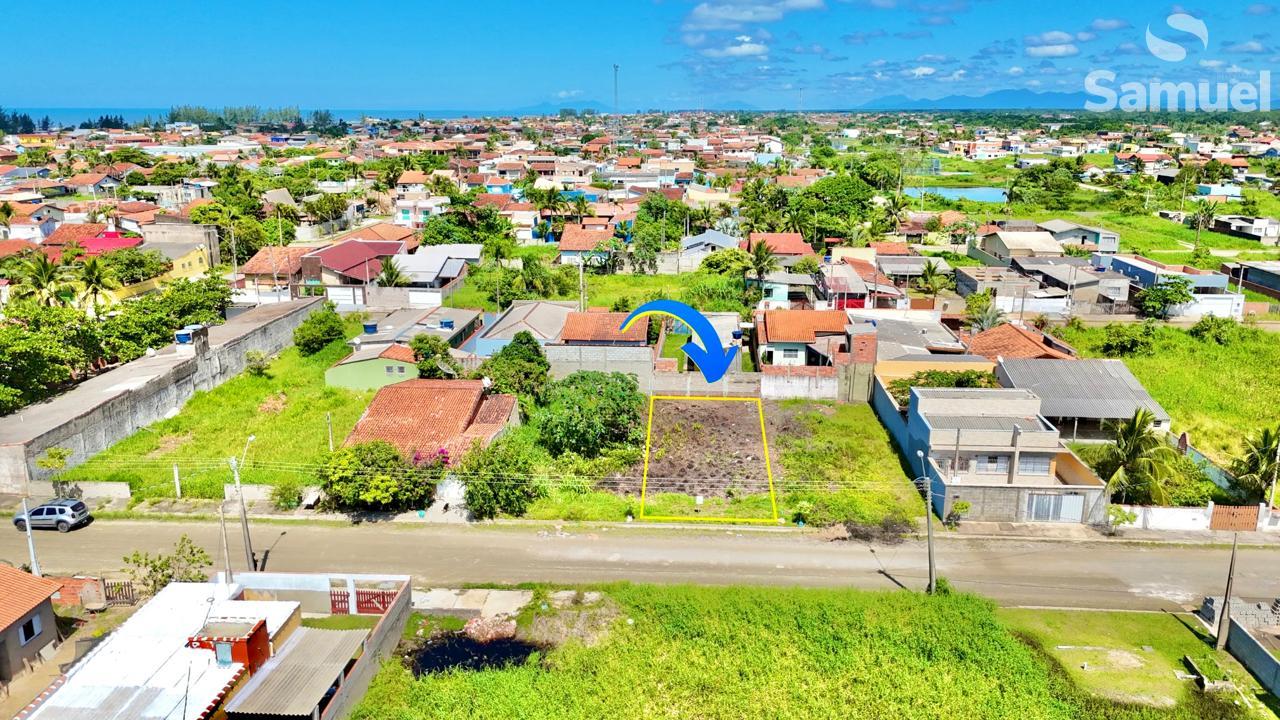 Invista em terreno a 580 metros da praia, regularizado com esc...